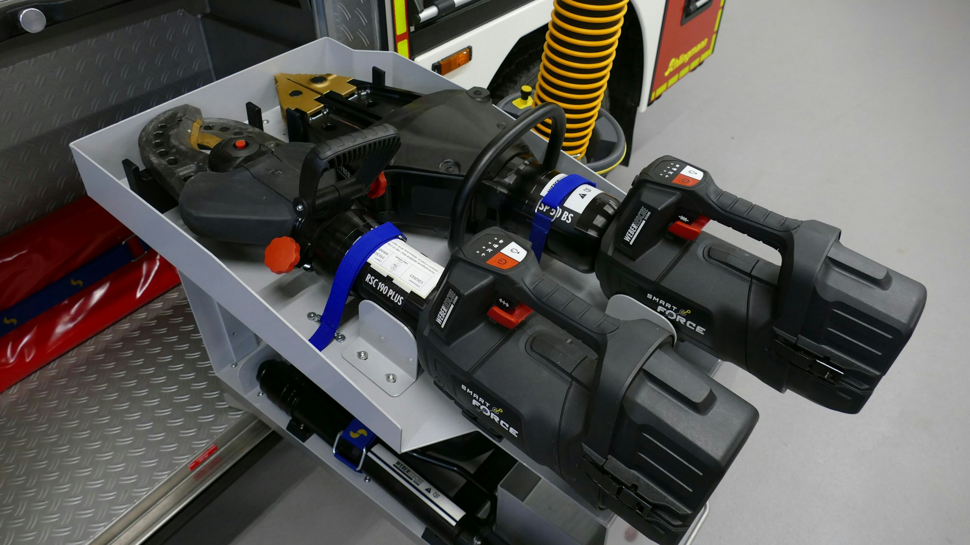 Schere und Spreizer - beides wichtige Geräte im Notfall - wurden 2024 aus dem Gerätehaus in Troisdorf-Altenrath gestohlen. Hier zwei Ersatzgeräte.