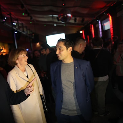 15.11.2024, Köln: Die Stadt vergibt den Holger-Czukay-Preis, die bestdotierte Popauszeichnung Deutschlands.Oberbürgermeisterin Henriette Reker überreicht den Preis unter anderem an Eko Fresh (rechts) und Roosevelt.