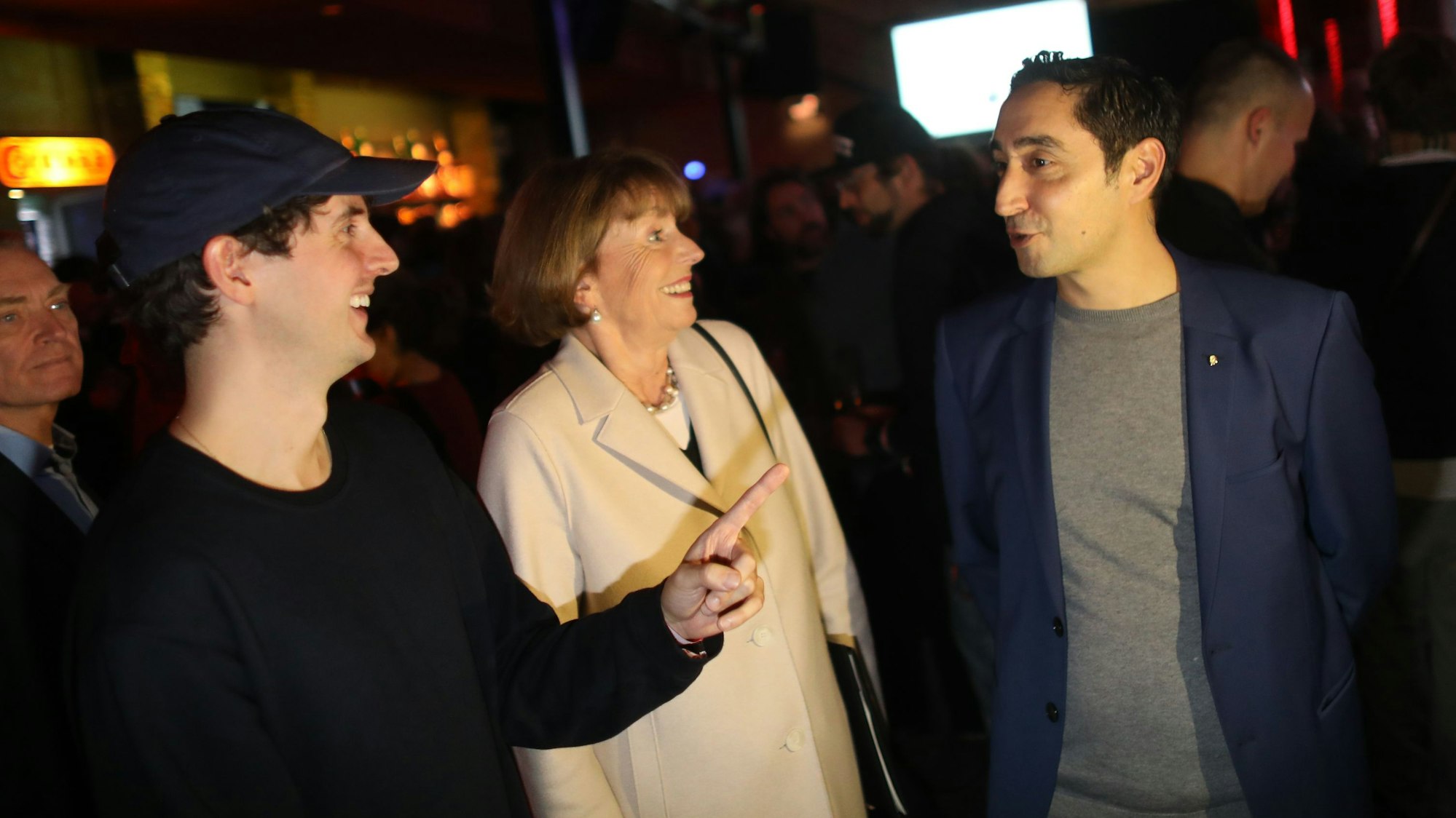 15.11.2024, Köln: Die Stadt vergibt den Holger-Czukay-Preis, die bestdotierte Popauszeichnung Deutschlands.Oberbürgermeisterin Henriette Reker überreicht den Preis unter anderem an Eko Fresh (rechts) und Roosevelt.