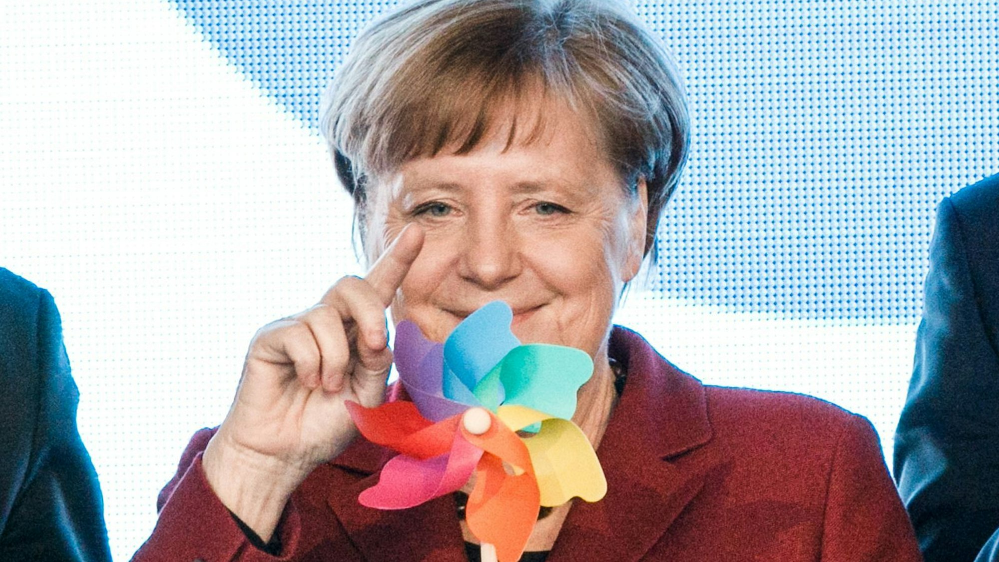 Dr. Angela Merkel dreht an einem Windrad.