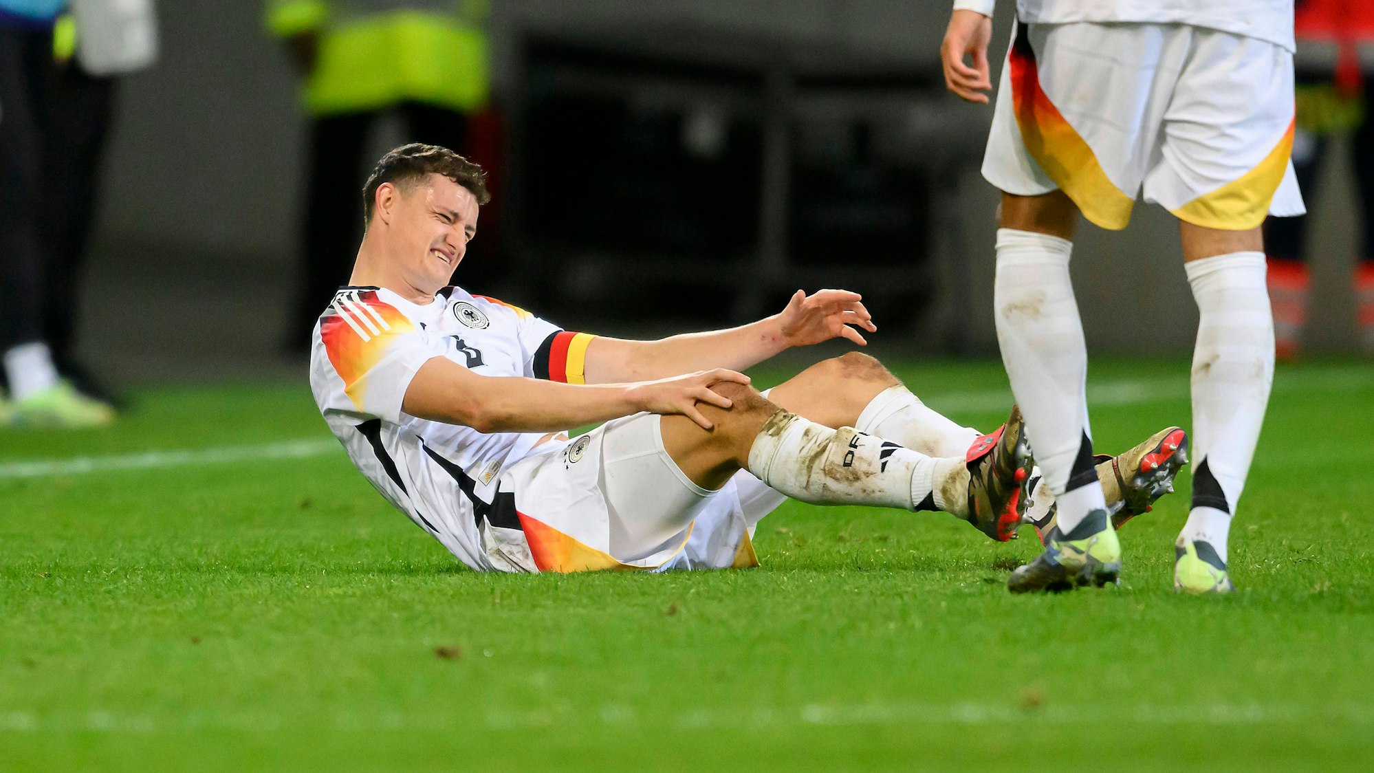 Eric Martel liegt angeschlagen am Boden. Doch der FC-Profi hat sich beim U21-Länderspiel gegen Dänemark glcücklicherweise nicht schwerer verletzt.