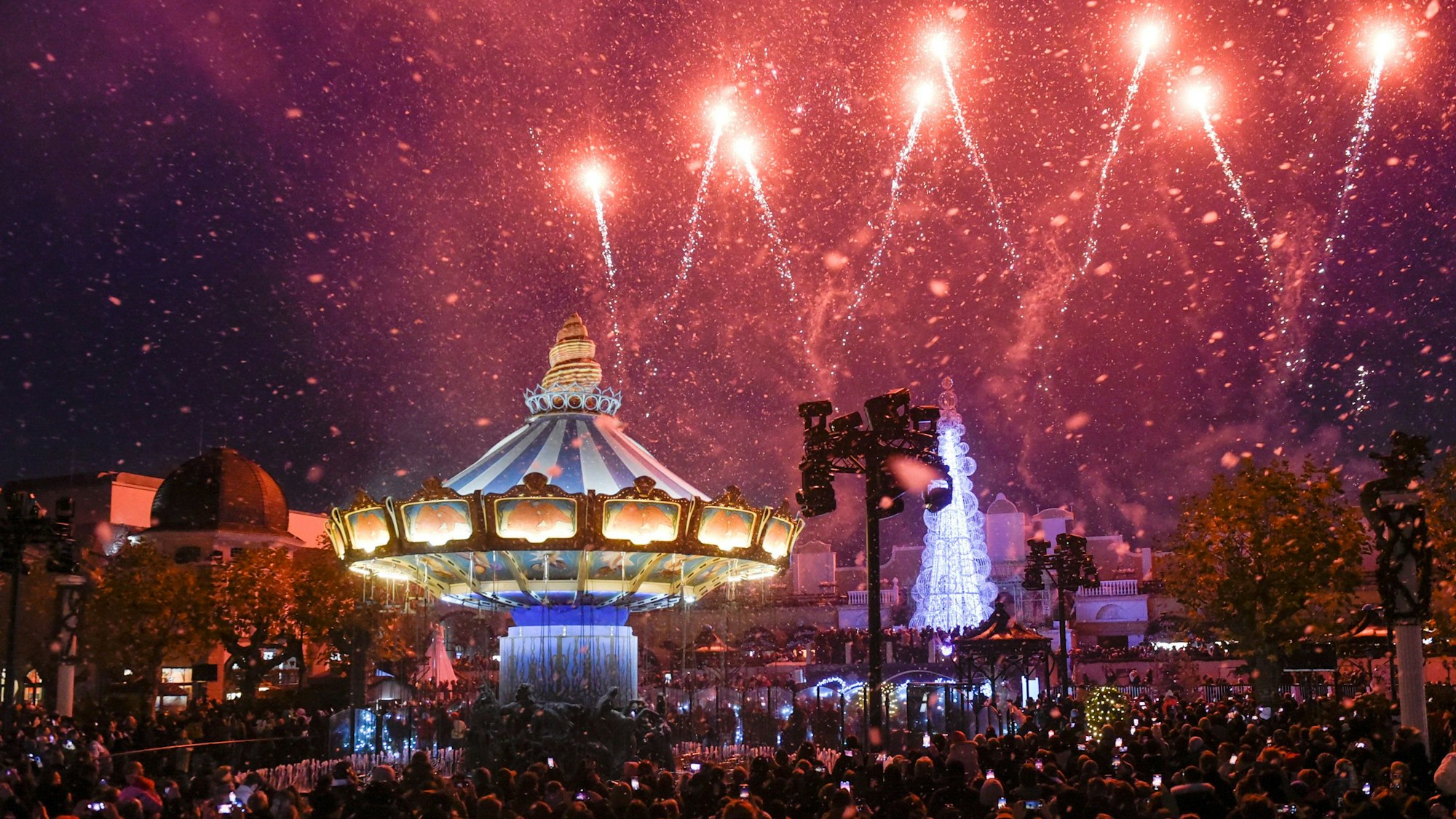 Zu sehen ist das Feuerwerk über dem Phantasialand.