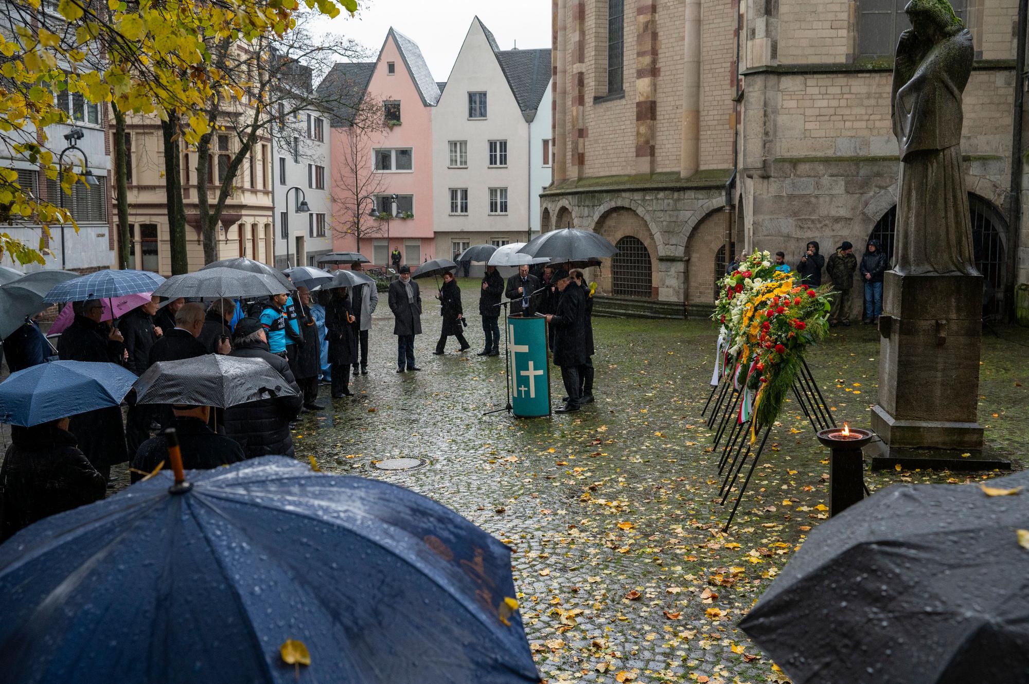 Gedenkfeier mit Gebet und Kranzniederlegung an St. Maria im Kapitol.