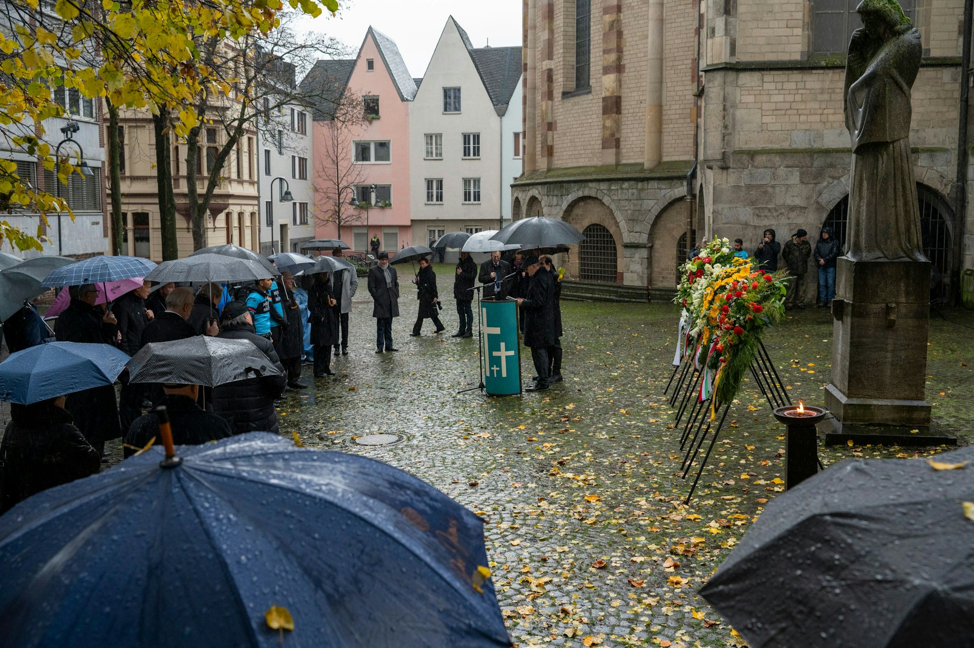 Gedenkfeier mit Gebet und Kranzniederlegung an St. Maria im Kapitol.
