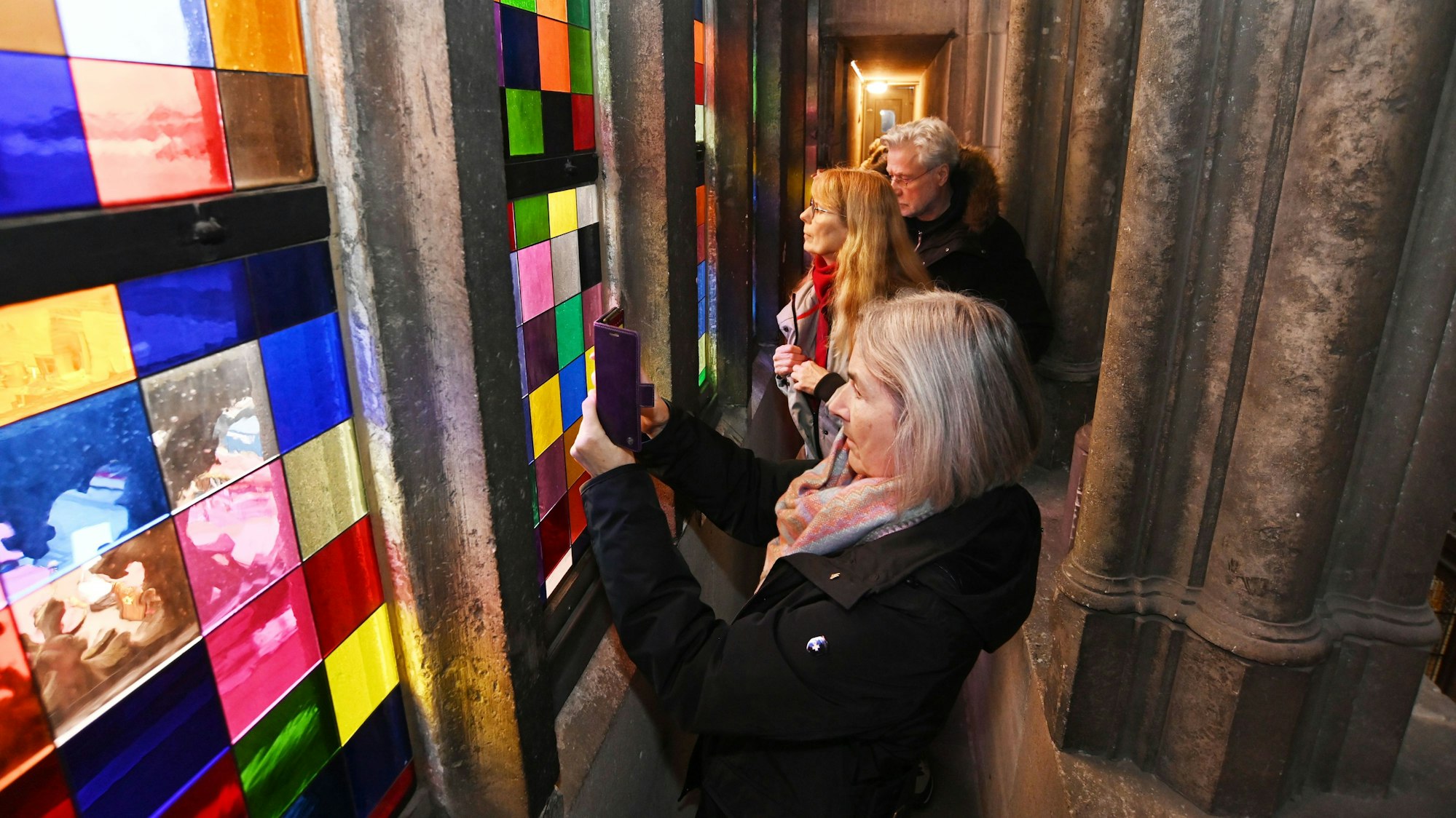 Aus nächster Nähe konnten die Führungsteilnehmer Gerhard Richters Fenster mit seinen 11.000 farbigen Glasquadraten bestaunen.