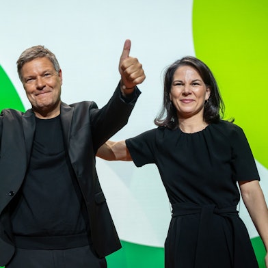 Robert Habeck, Spitzenkandidat der Grünen für die Bundestagswahl 2025, steht nach seiner Wahl neben Annalena Baerbock.