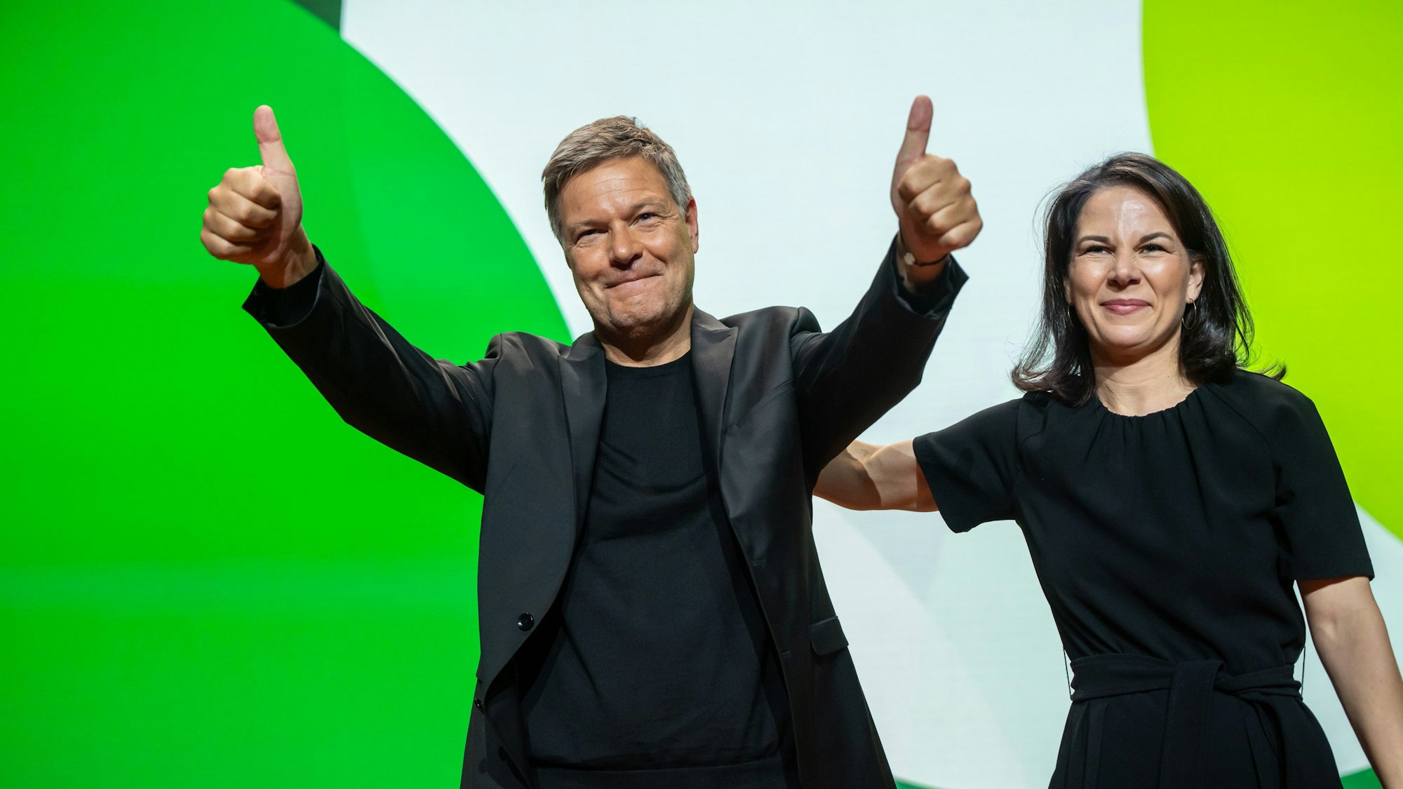 Robert Habeck, Spitzenkandidat der Grünen für die Bundestagswahl 2025, steht nach seiner Wahl neben Annalena Baerbock.