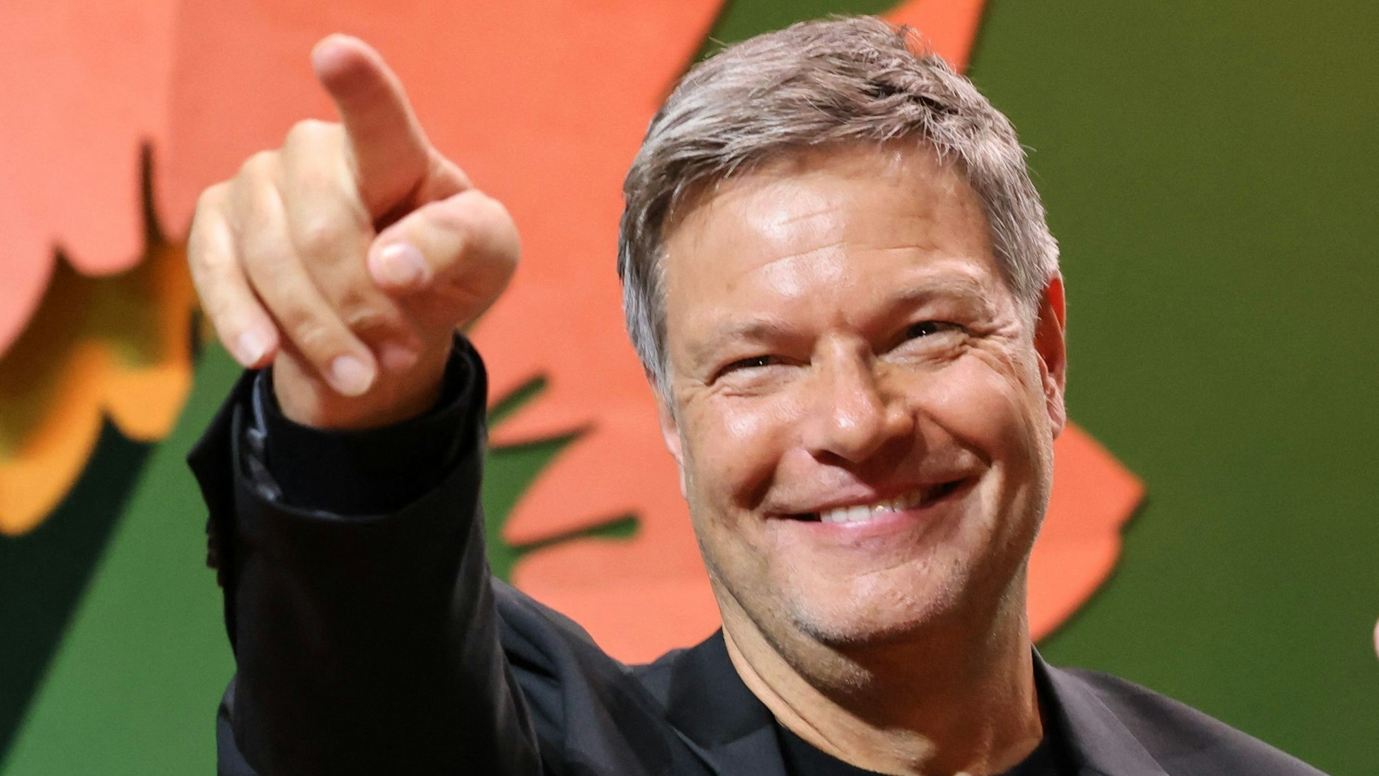 Robert Habeck reagiert auf der Bühne nach seiner Nominierung als Kanzlerkandidat.