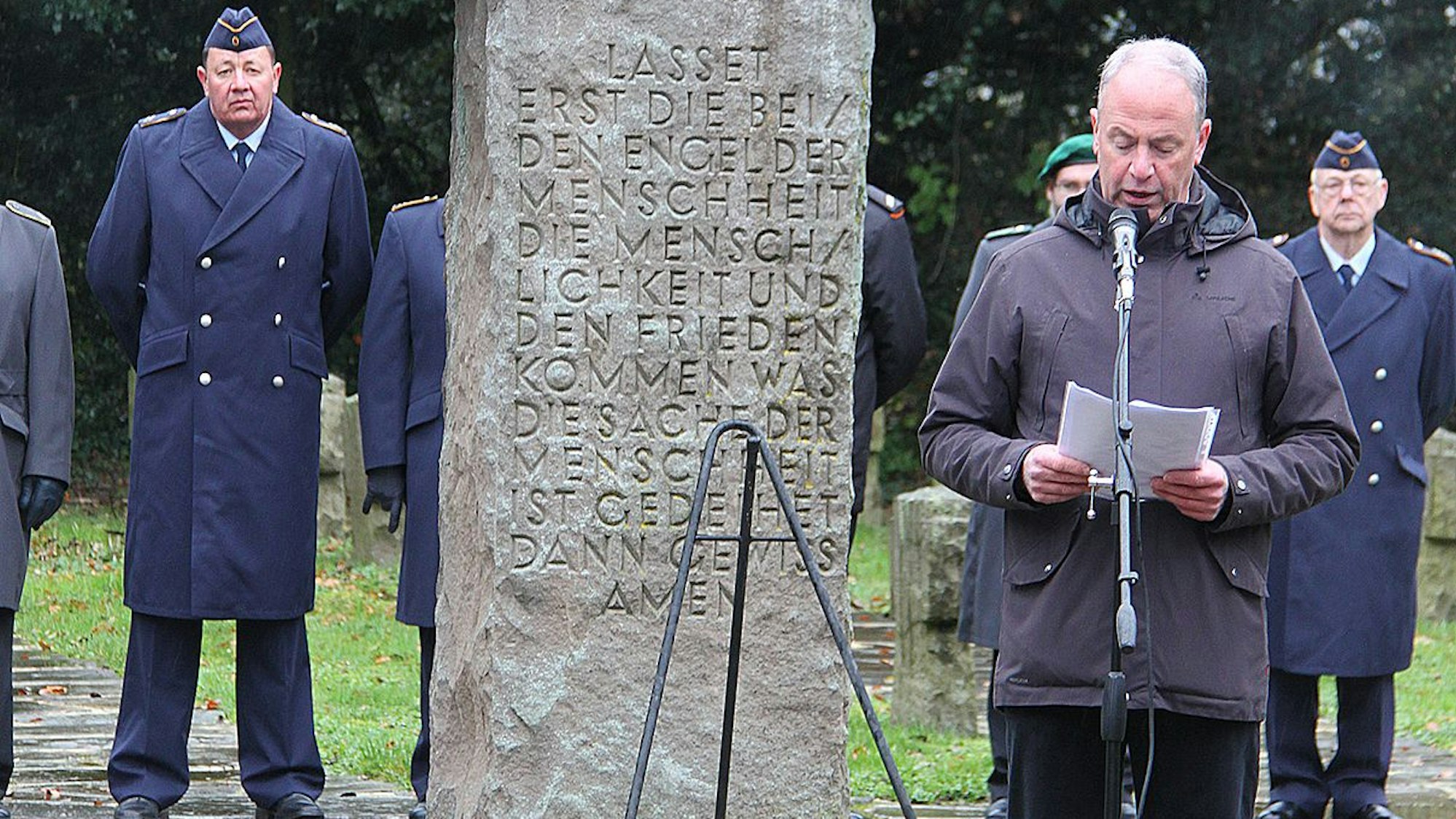Das Bild zeigt den Kaller Bürgermeister, während er seine Rede hält und dabei von einem Blatt abliest.