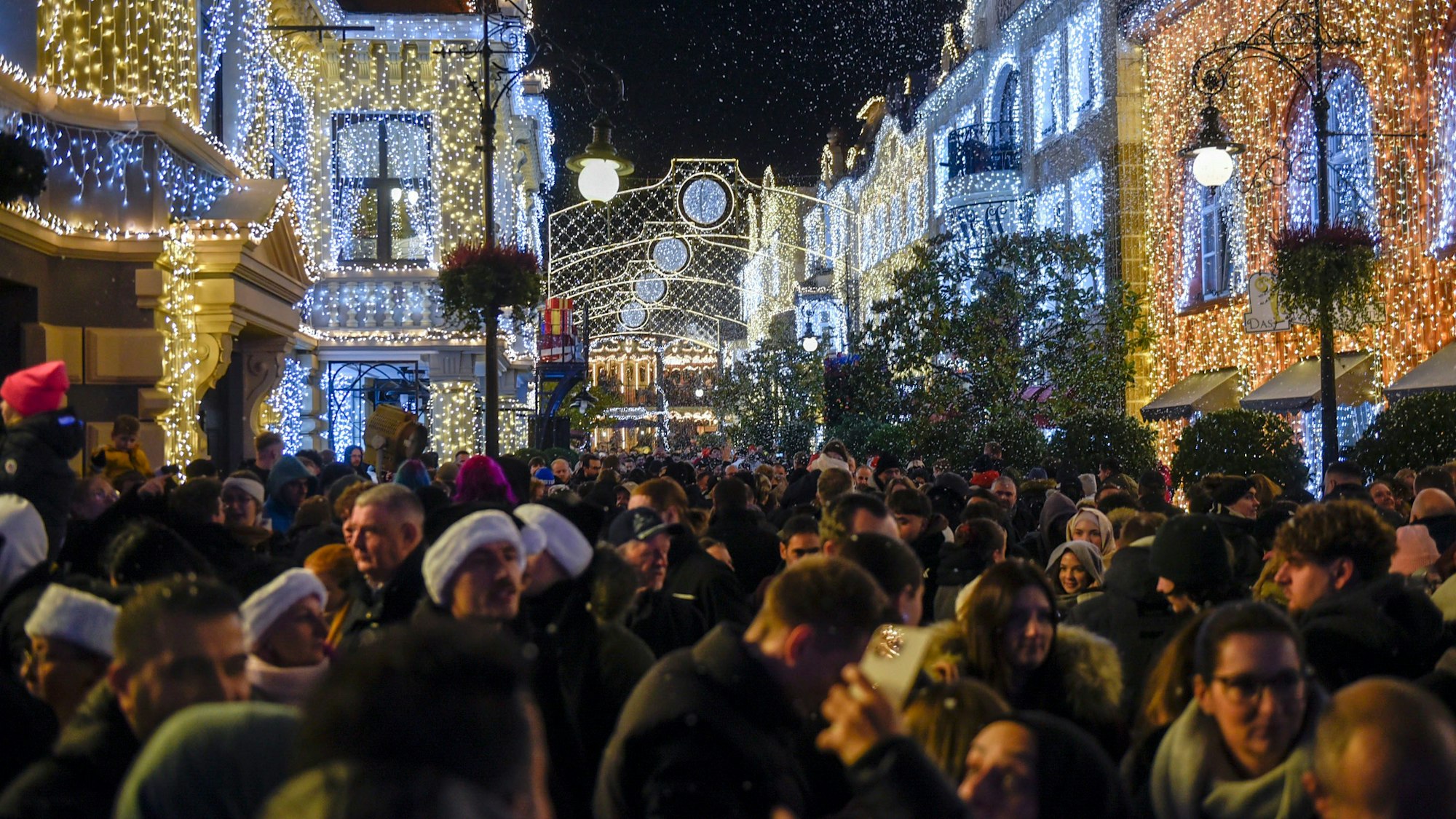 Gäste im Phantasialand beim „Wintertraum“.
