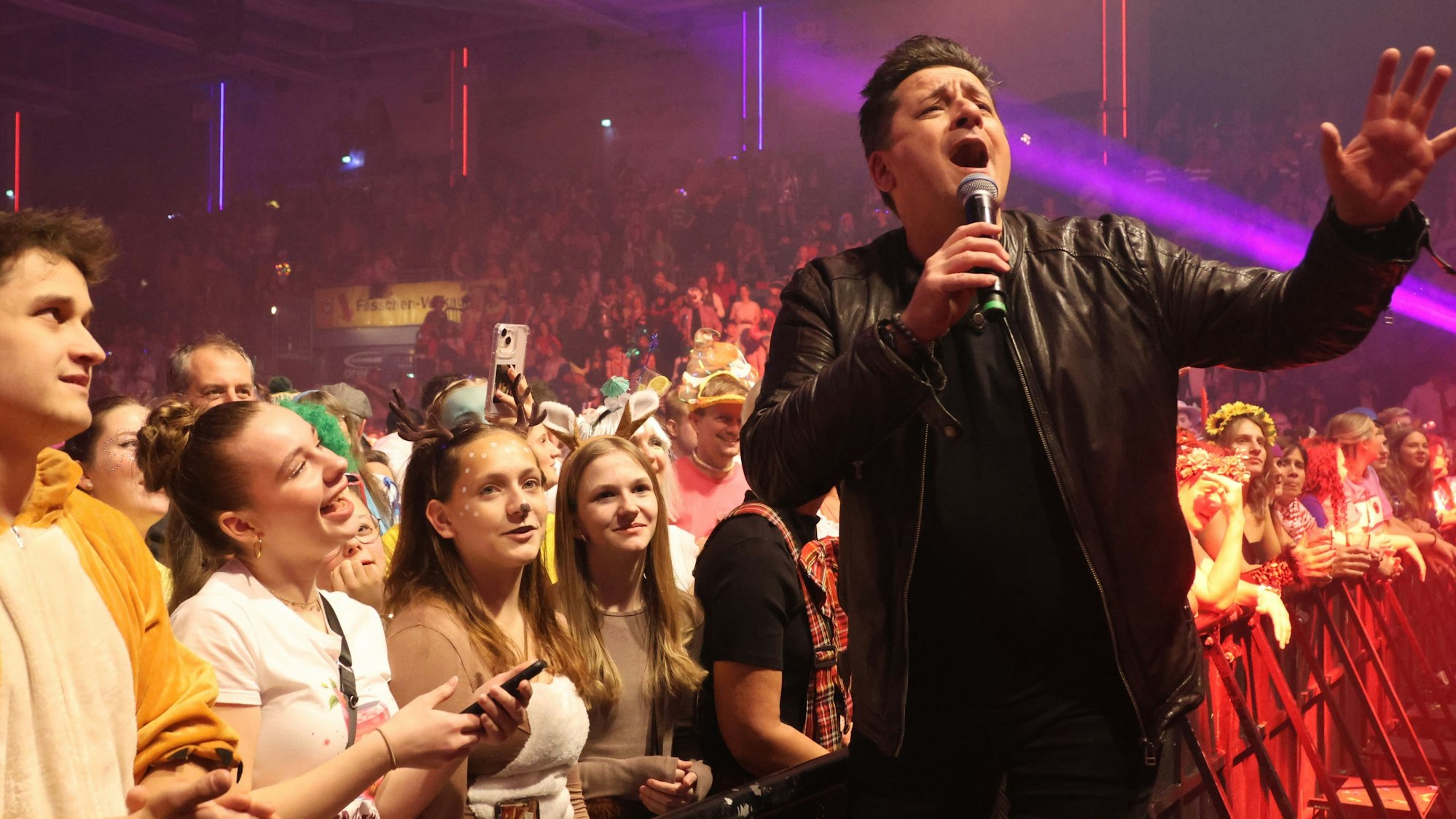 Bild eines Sängers vor Publikum