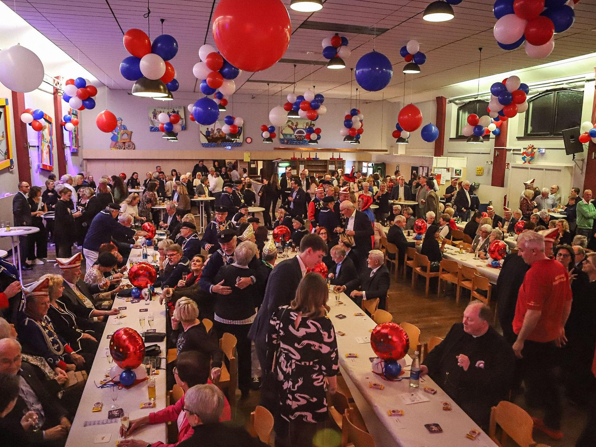 Hitdorfer Stadthalle: Proklamation des neuen Dreigestirns.
