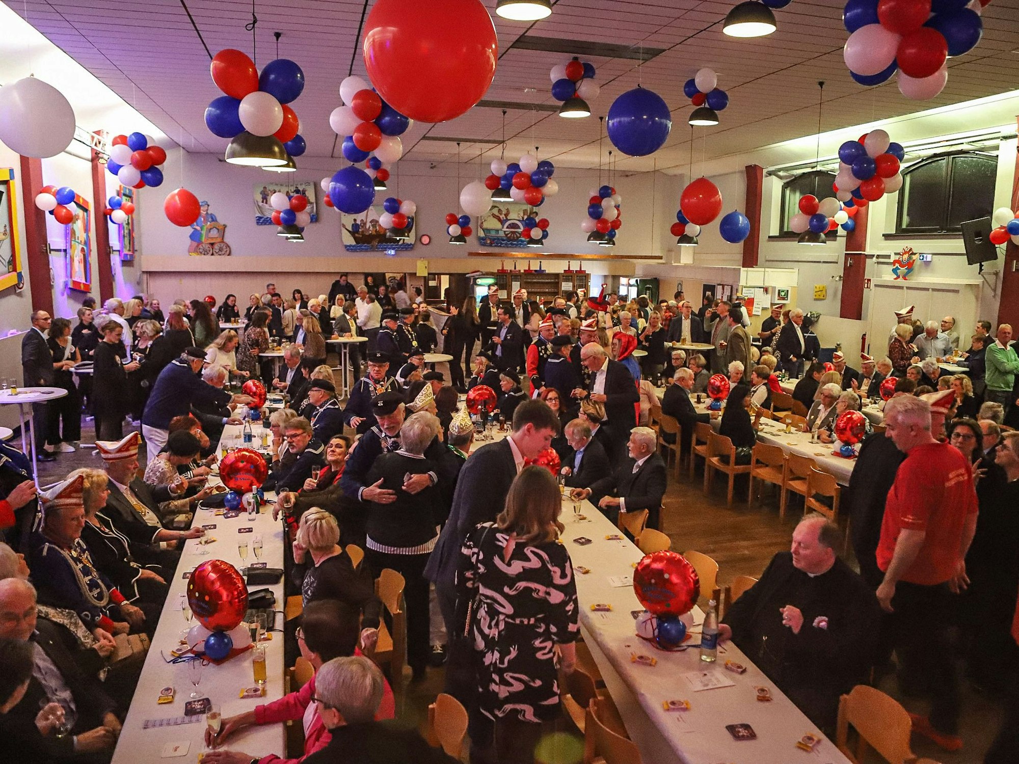 Hitdorfer Stadthalle: Proklamation des neuen Dreigestirns.