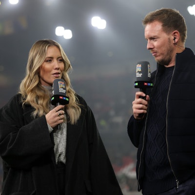 16.11.2024, Baden-Württemberg, Freiburg Im Breisgau: Fußball: Nations League A, Deutschland - Bosnien-Herzegowina, Gruppenphase, Gruppe 3, 5. Spieltag, Europa-Park Stadion. Bundestrainer Julian Nagelsmann (M) spricht vor dem Spiel mit RTL-Moderatorin Laura Papendick (l) und dem Fußball-Experten Lothar Matthäus. Foto: Philipp von Ditfurth/dpa +++ dpa-Bildfunk +++