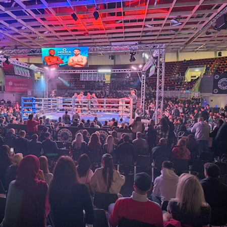 Bei der „No Limit Fight Night“ in der Ostermann-Arena flogen am Samstag wieder die Fäuste. Der Boxring samt Teilen des Publikums zu sehen