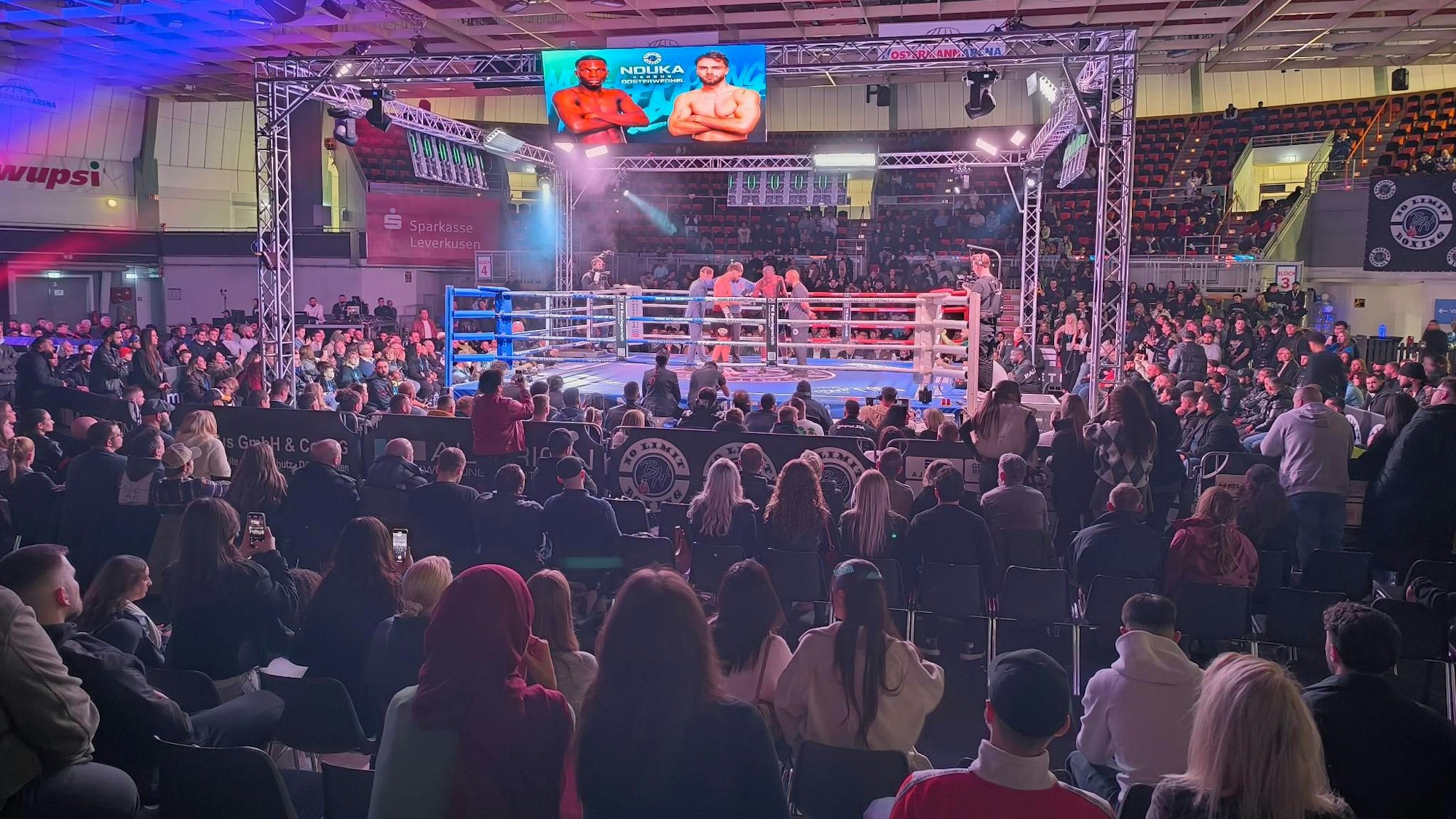 Bei der „No Limit Fight Night“ in der Ostermann-Arena flogen am Samstag wieder die Fäuste. Der Boxring samt Teilen des Publikums zu sehen