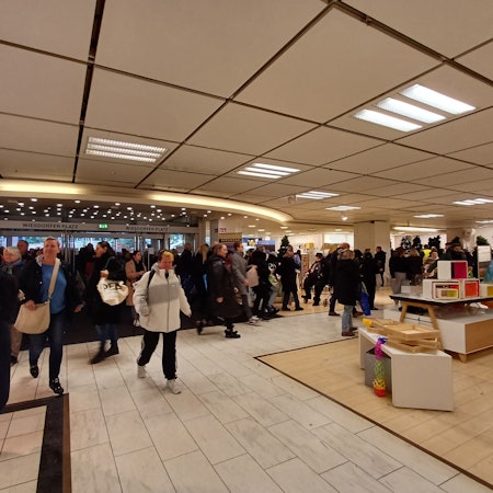 Kaufhof schließt, Menschen dürfen sich ein Andenken mitnehmen.