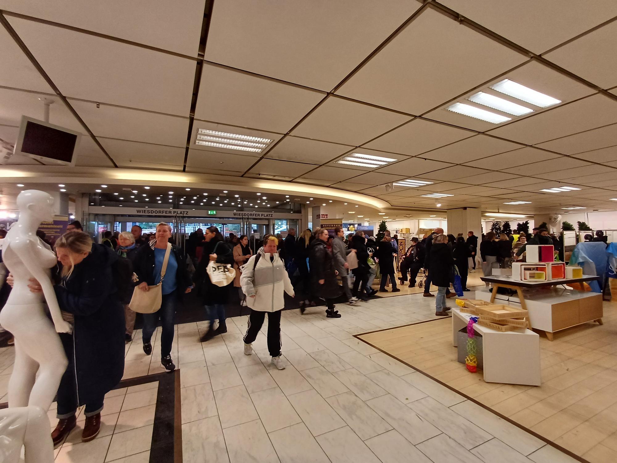 Am vergangenen Wochenende konnten Besucherinnen und Besucher Andenken aus dem Ex-Kaufhof mitnehmen.