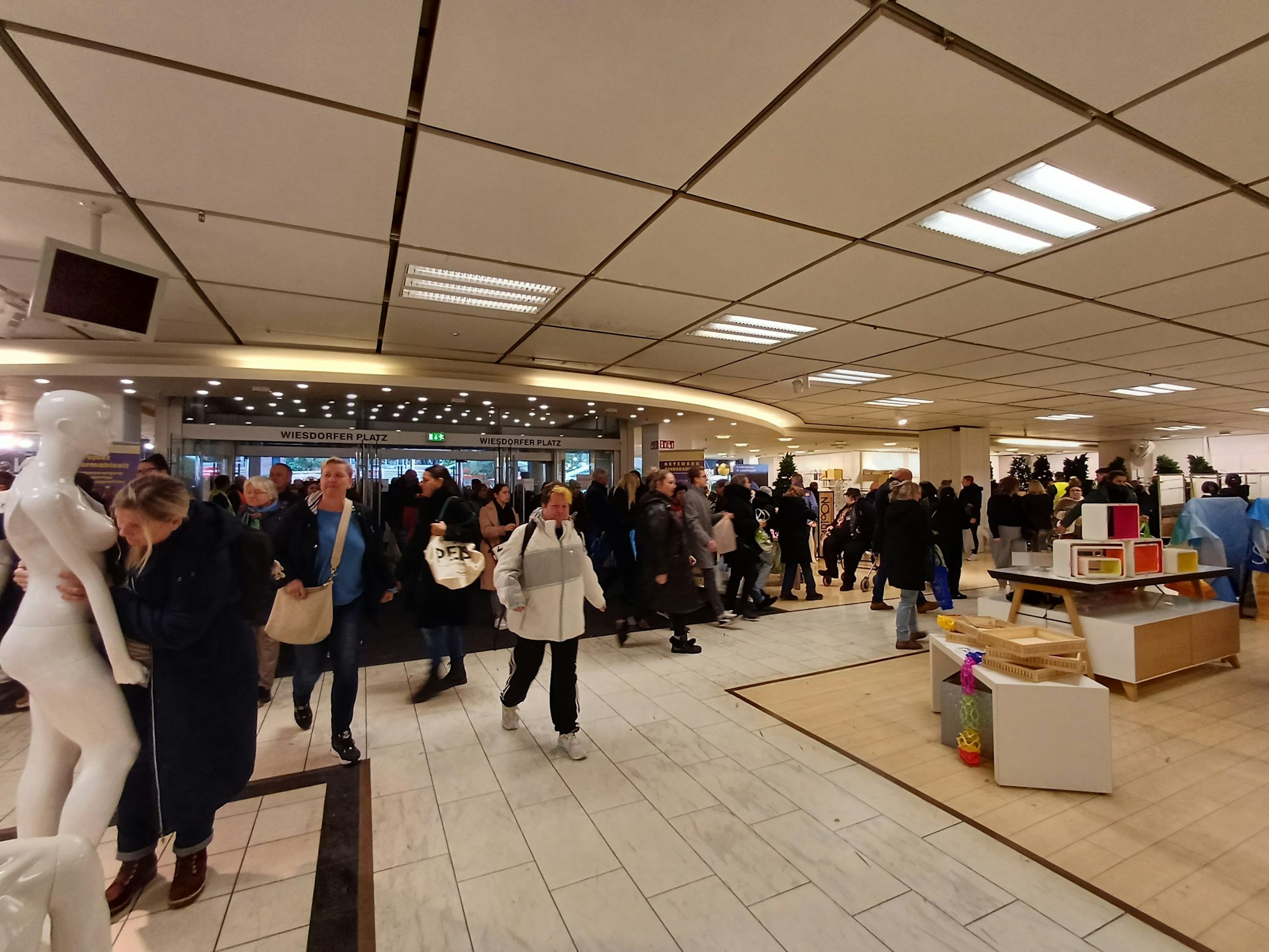 Am vergangenen Wochenende konnten Besucherinnen und Besucher Andenken aus dem Ex-Kaufhof mitnehmen.