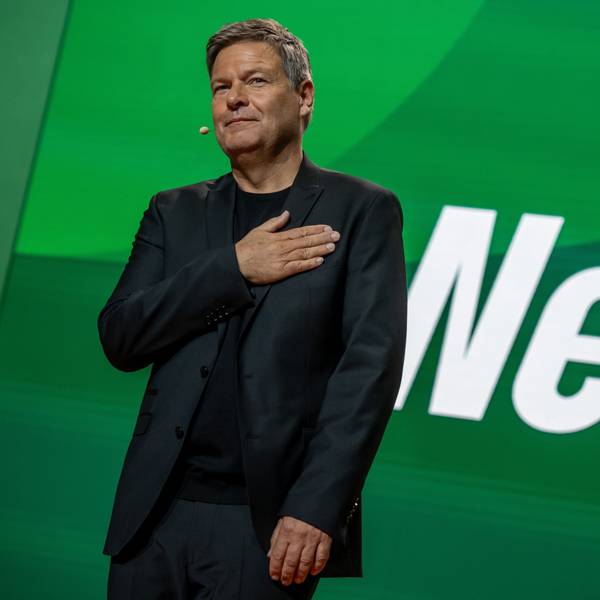 dpatopbilder - 17.11.2024, Hessen, Wiesbaden: Robert Habeck (Bündnis 90/Die Grünen), Bundesminister für Wirtschaft und Klimaschutz, und Spitzenkandidat der Grünen für die Bundestagswahl 2025, steht auf der Bühne nach seiner Rede bei der Bundesdelegiertenkonferenz von Bündnis 90/Die Grünen. Beim Parteitag der Grünen wurde ein neuer Vorstand gewählt. Foto: Michael Kappeler/dpa +++ dpa-Bildfunk +++