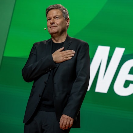 dpatopbilder - 17.11.2024, Hessen, Wiesbaden: Robert Habeck (Bündnis 90/Die Grünen), Bundesminister für Wirtschaft und Klimaschutz, und Spitzenkandidat der Grünen für die Bundestagswahl 2025, steht auf der Bühne nach seiner Rede bei der Bundesdelegiertenkonferenz von Bündnis 90/Die Grünen. Beim Parteitag der Grünen wurde ein neuer Vorstand gewählt. Foto: Michael Kappeler/dpa +++ dpa-Bildfunk +++