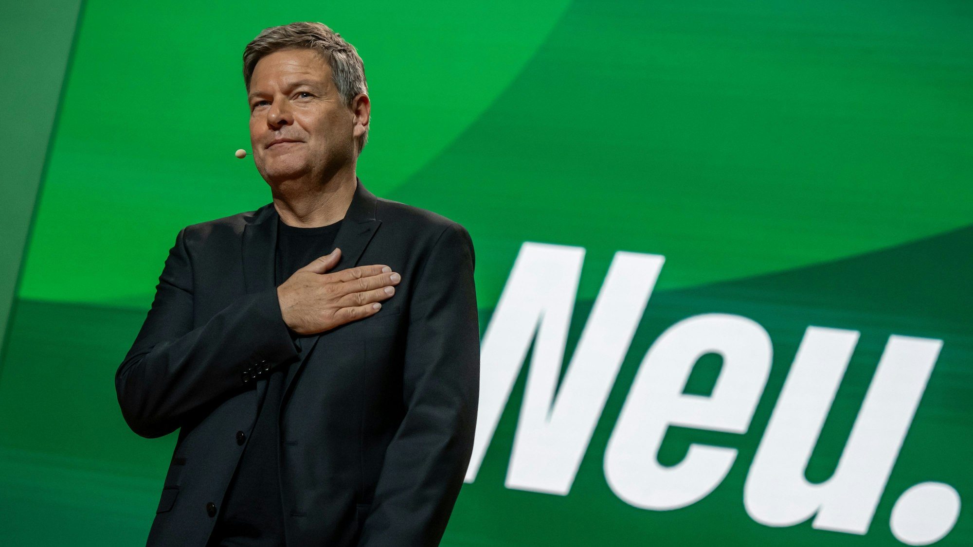 dpatopbilder - 17.11.2024, Hessen, Wiesbaden: Robert Habeck (Bündnis 90/Die Grünen), Bundesminister für Wirtschaft und Klimaschutz, und Spitzenkandidat der Grünen für die Bundestagswahl 2025, steht auf der Bühne nach seiner Rede bei der Bundesdelegiertenkonferenz von Bündnis 90/Die Grünen. Beim Parteitag der Grünen wurde ein neuer Vorstand gewählt. Foto: Michael Kappeler/dpa +++ dpa-Bildfunk +++