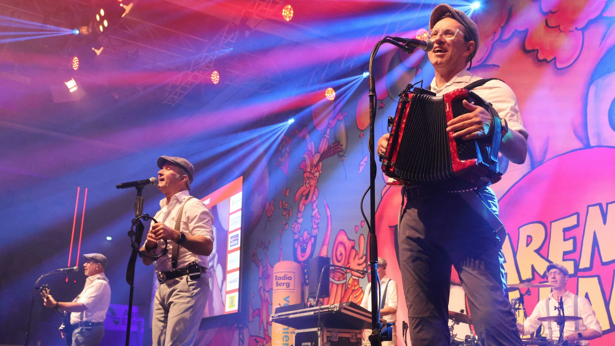 Zu sehen ist eine Karnevalsband auf der Bühne.