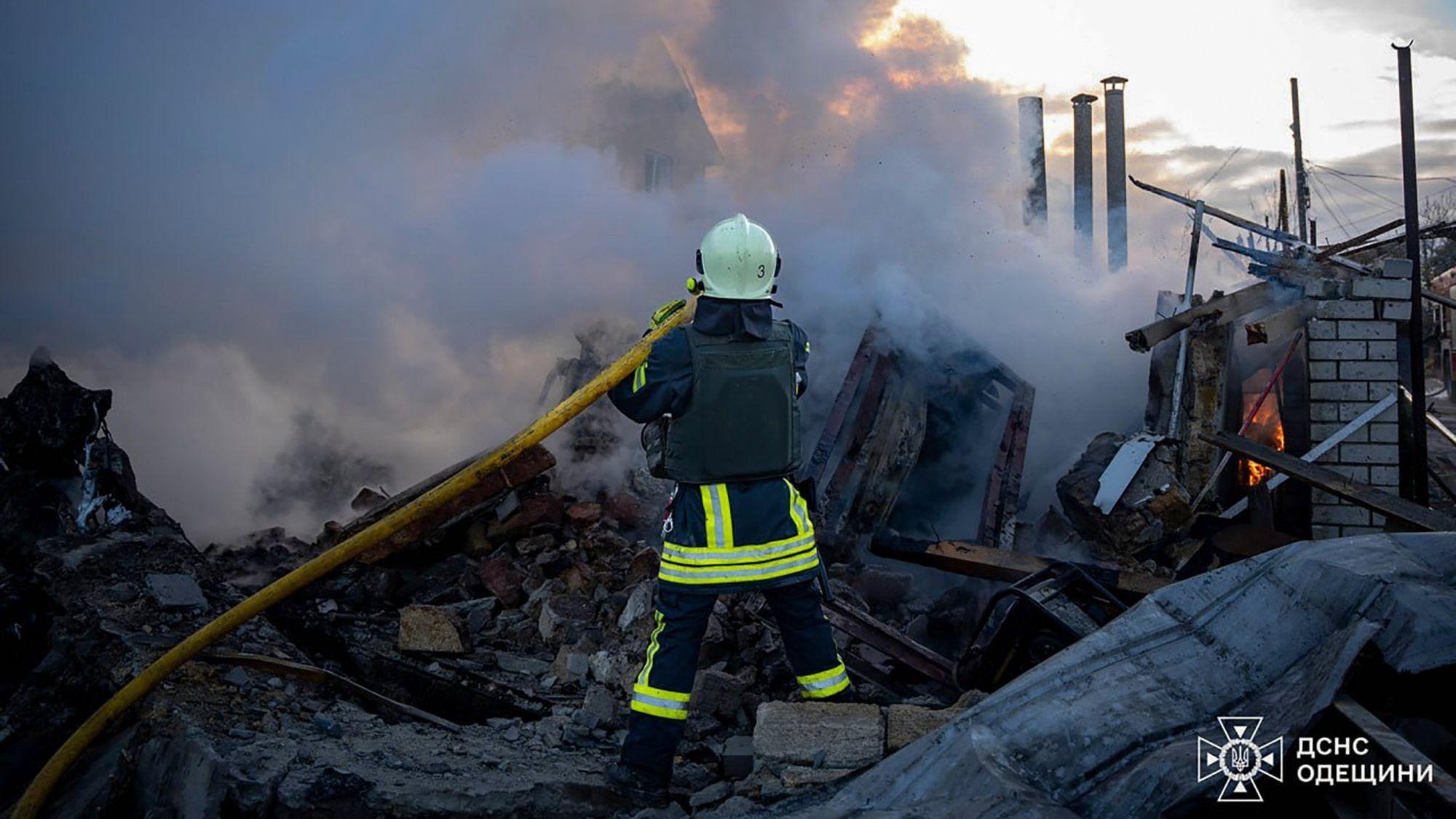 Auf diesem vom ukrainischen Rettungsdienst zur Verfügung gestellten Foto löscht ein Feuerwehrmann deinen Brand nach einem russischen Raketenangriff in der Region Odessa am 17. November 2024.