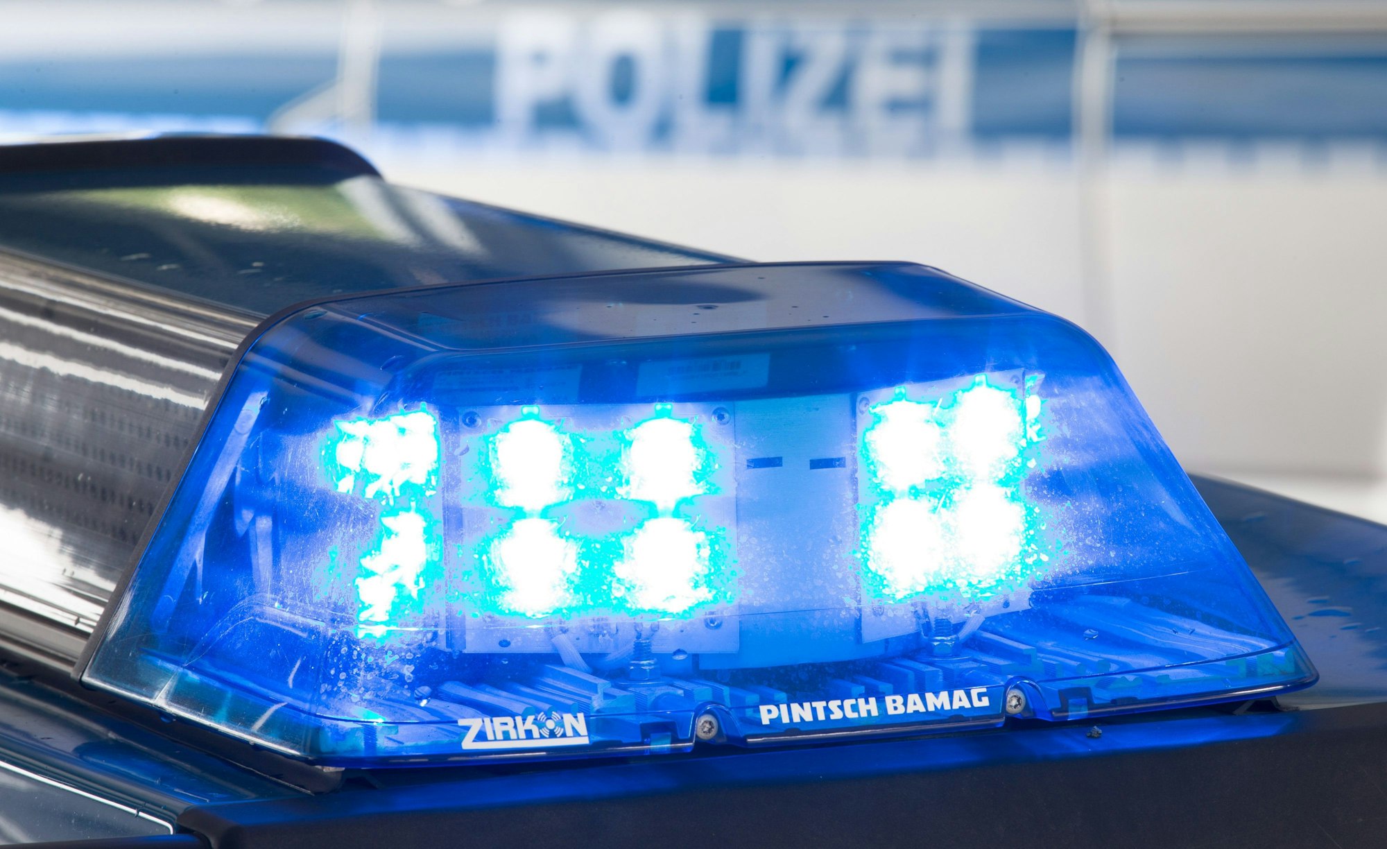 Ein Blaulicht leuchtet auf dem Dach eines Polizeiwagens.