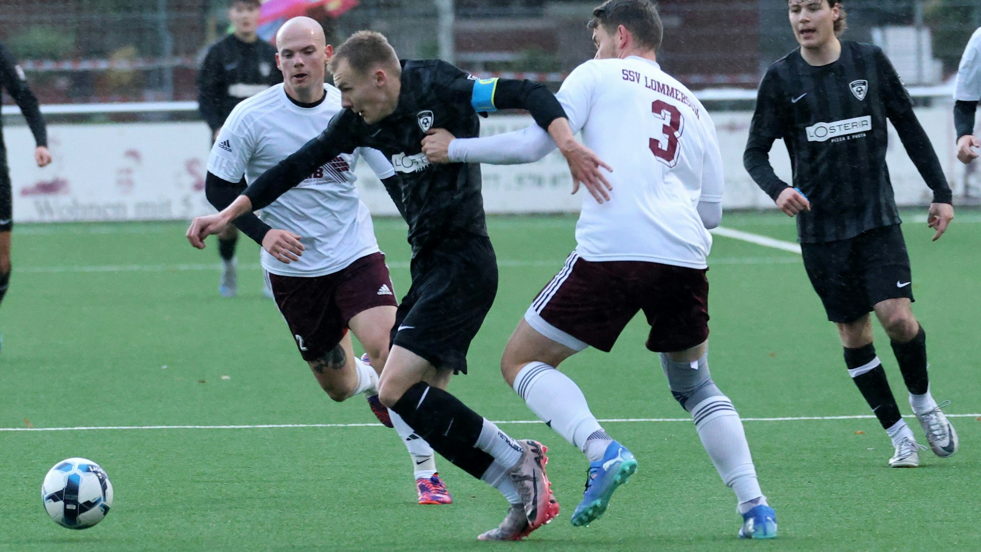 Obwohl ein Gegenspieler an Luke Bungarts Trikot zieht, setzt er sich durch und hat nur den Ball im Blick.