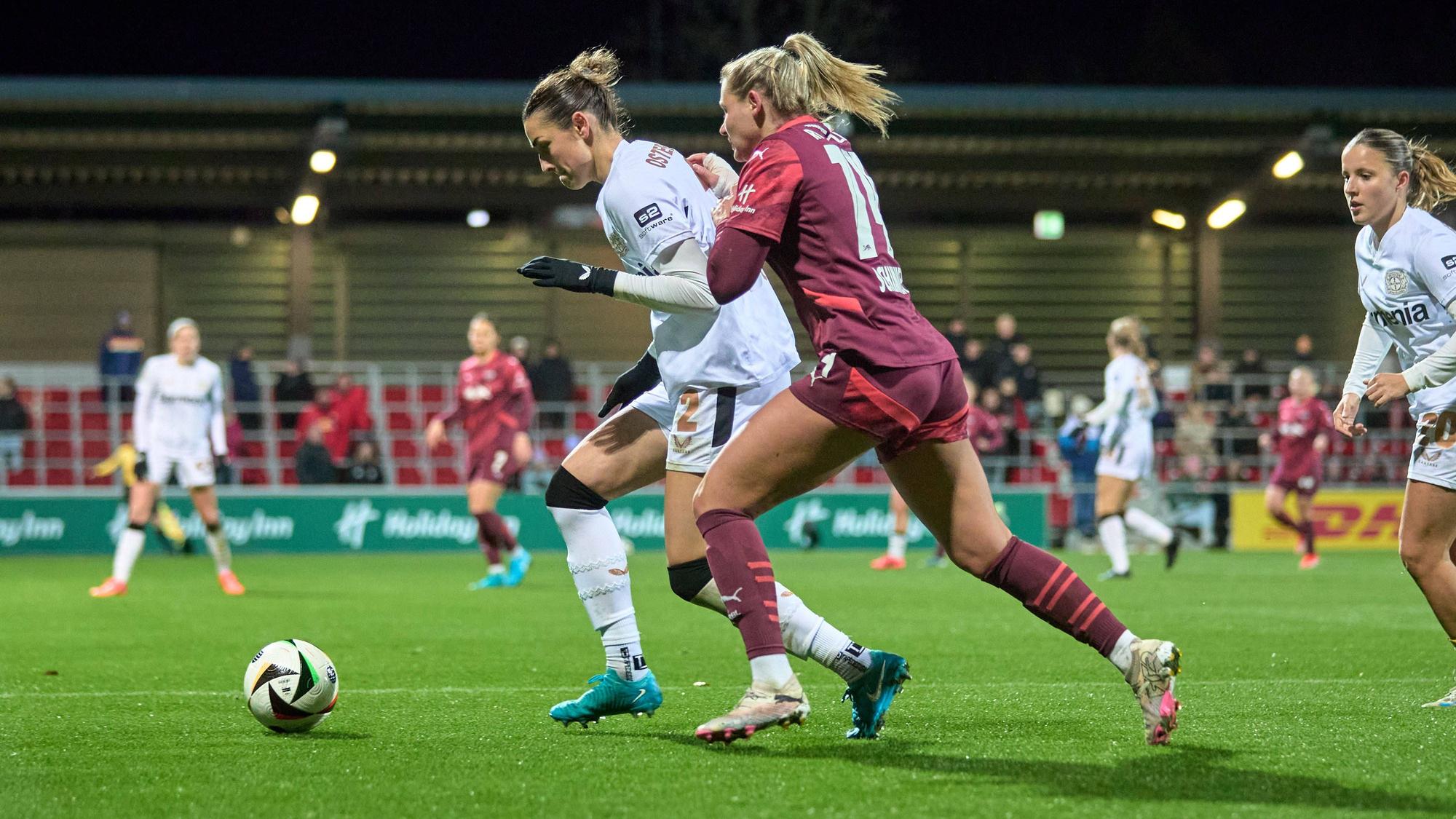 17.11.2024, GER, Frauenfußball, BL, 2024 2025, RB Leipzig - Bayer Leverkusen Selina Ostermeier 2, Bayer Leverkusen, li., Marleen Schimmer 14, RB Leipzig, Aktion, Zweikampf um Ball Leipzig Trainingszentrum der Roten Bulle Sachsen Deutschland *** 17 11 2024, GER, Womens Soccer, BL, 2024 2025, RB Leipzig Bayer Leverkusen Selina Ostermeier 2, Bayer Leverkusen, li , Marleen Schimmer 14, RB Leipzig , Action, duel for ball Leipzig Training Center of the Red Bull Saxony Germany