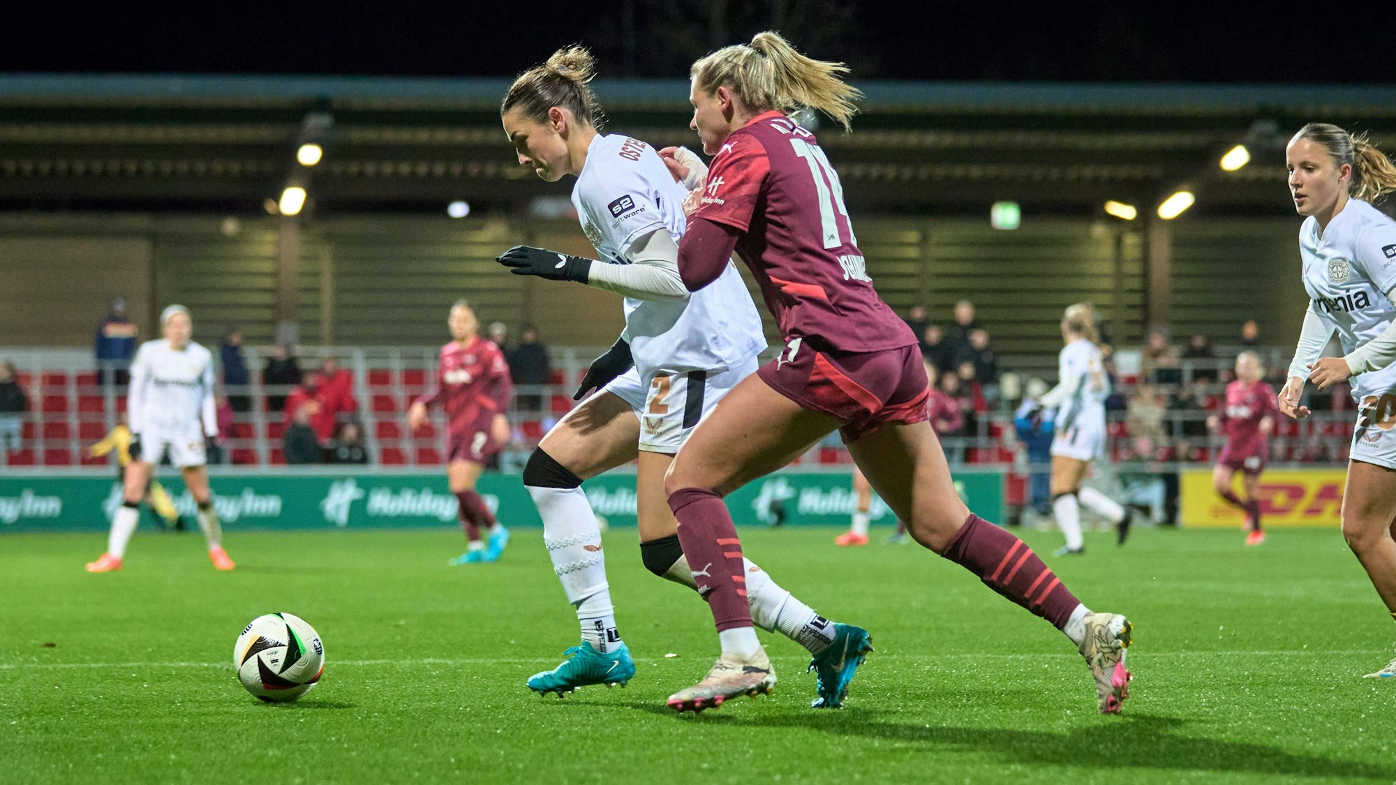 17.11.2024, GER, Frauenfußball, BL, 2024 2025, RB Leipzig - Bayer Leverkusen Selina Ostermeier 2, Bayer Leverkusen, li., Marleen Schimmer 14, RB Leipzig, Aktion, Zweikampf um Ball Leipzig Trainingszentrum der Roten Bulle Sachsen Deutschland *** 17 11 2024, GER, Womens Soccer, BL, 2024 2025, RB Leipzig Bayer Leverkusen Selina Ostermeier 2, Bayer Leverkusen, li , Marleen Schimmer 14, RB Leipzig , Action, duel for ball Leipzig Training Center of the Red Bull Saxony Germany