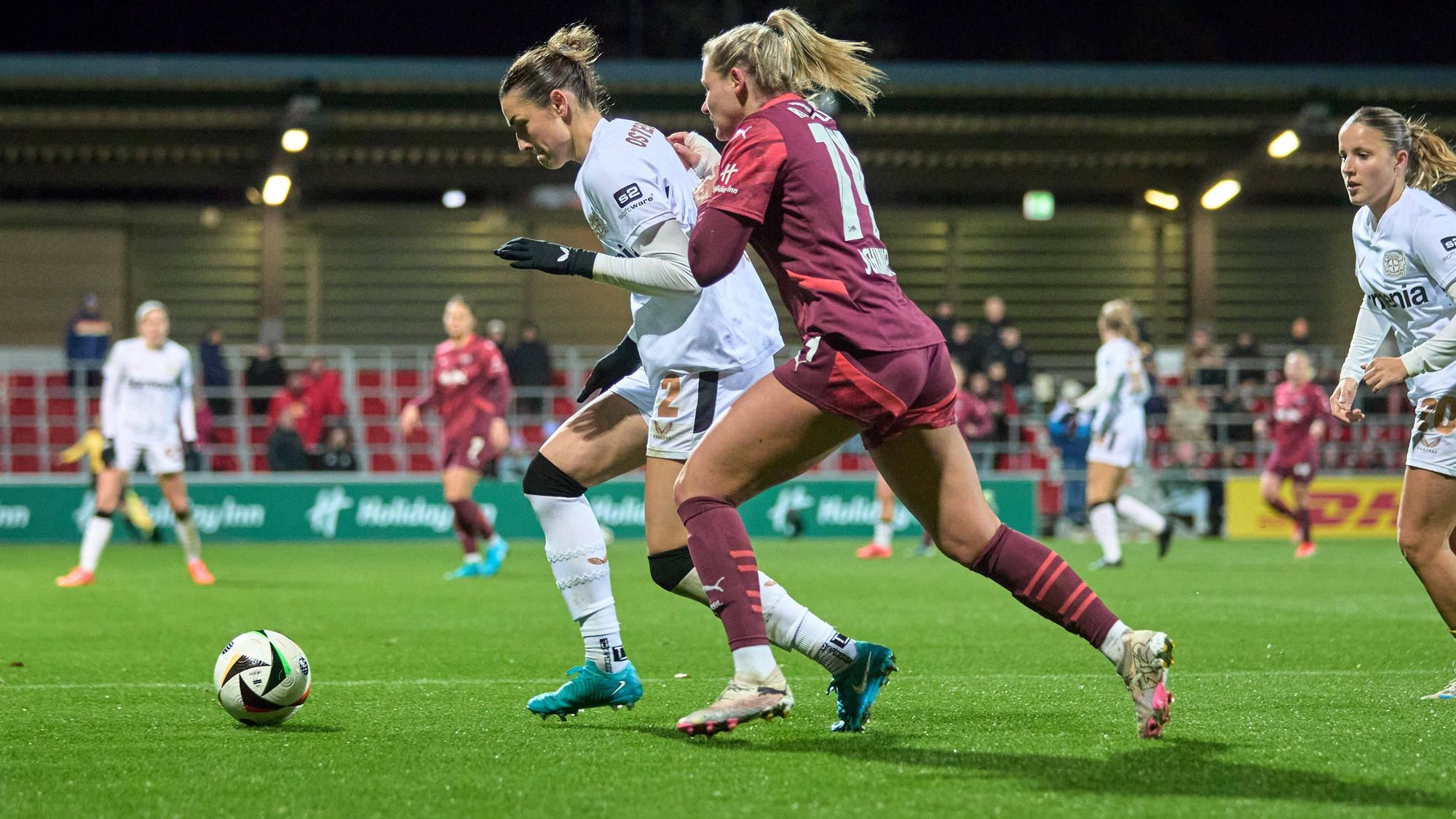 17.11.2024, GER, Frauenfußball, BL, 2024 2025, RB Leipzig - Bayer Leverkusen Selina Ostermeier 2, Bayer Leverkusen, li., Marleen Schimmer 14, RB Leipzig, Aktion, Zweikampf um Ball Leipzig Trainingszentrum der Roten Bulle Sachsen Deutschland *** 17 11 2024, GER, Womens Soccer, BL, 2024 2025, RB Leipzig Bayer Leverkusen Selina Ostermeier 2, Bayer Leverkusen, li , Marleen Schimmer 14, RB Leipzig , Action, duel for ball Leipzig Training Center of the Red Bull Saxony Germany