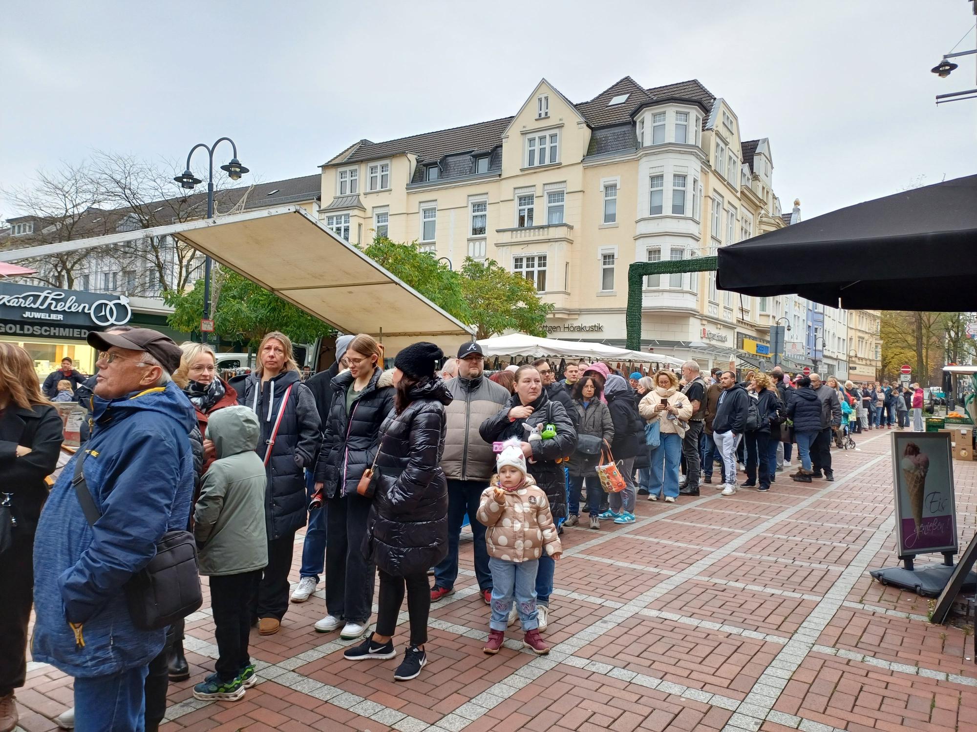 Menschenschlange vor der ehemaligen Kaufhoffiliale in Wiesdorf.