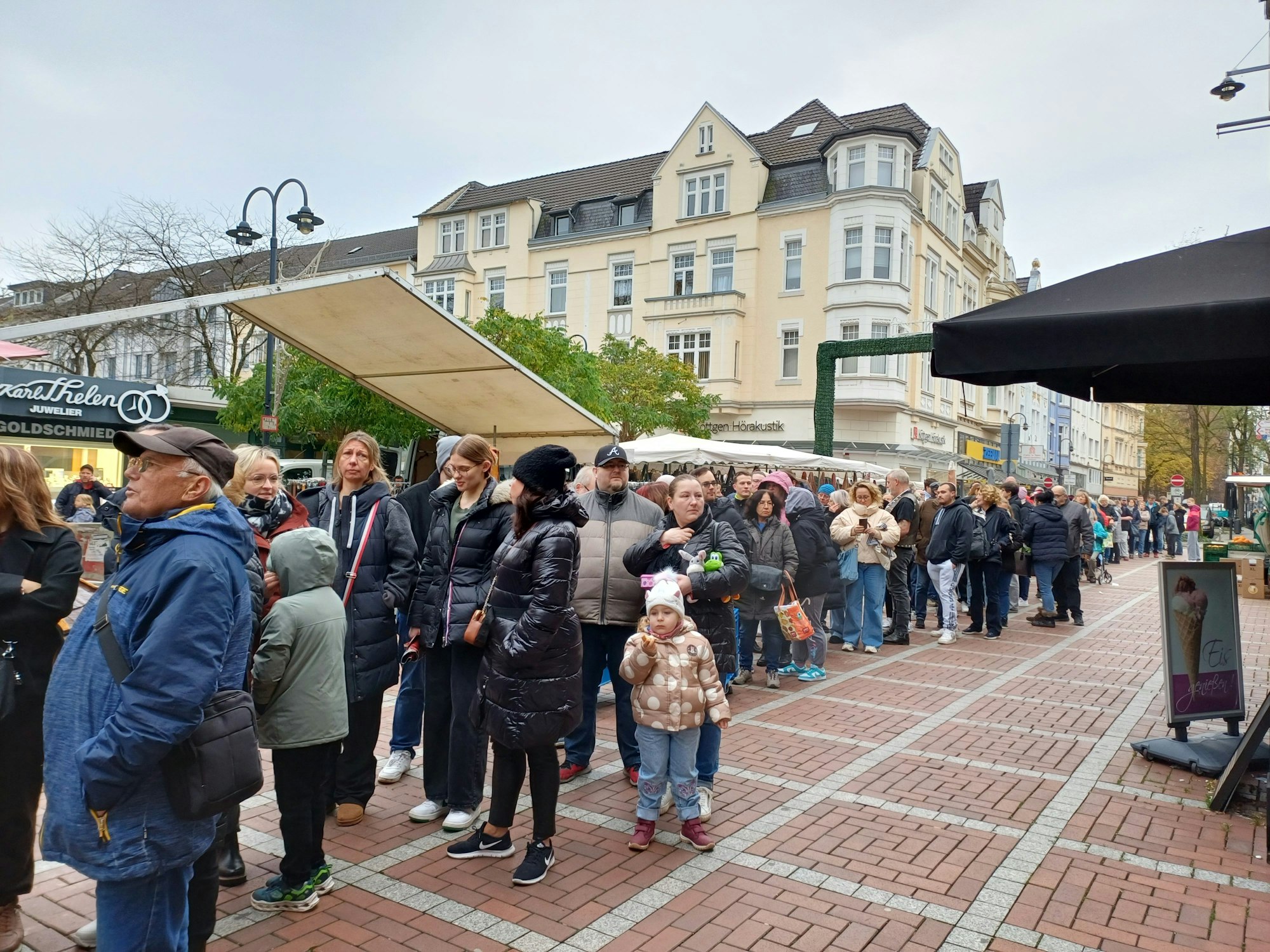 Menschenschlange vor der ehemaligen Kaufhoffiliale in Wiesdorf.