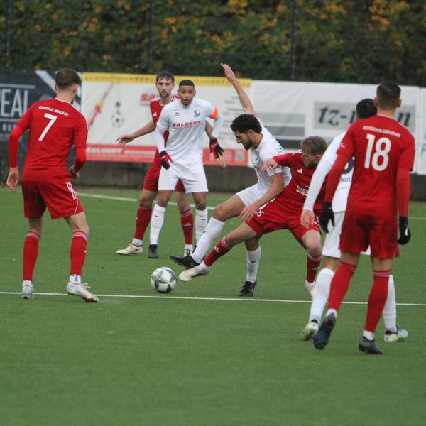 Alec Vinci (am Ball) vom Siegburger SV 04 hat im Duell mit Bergisch Gladbach das letzte Wort.