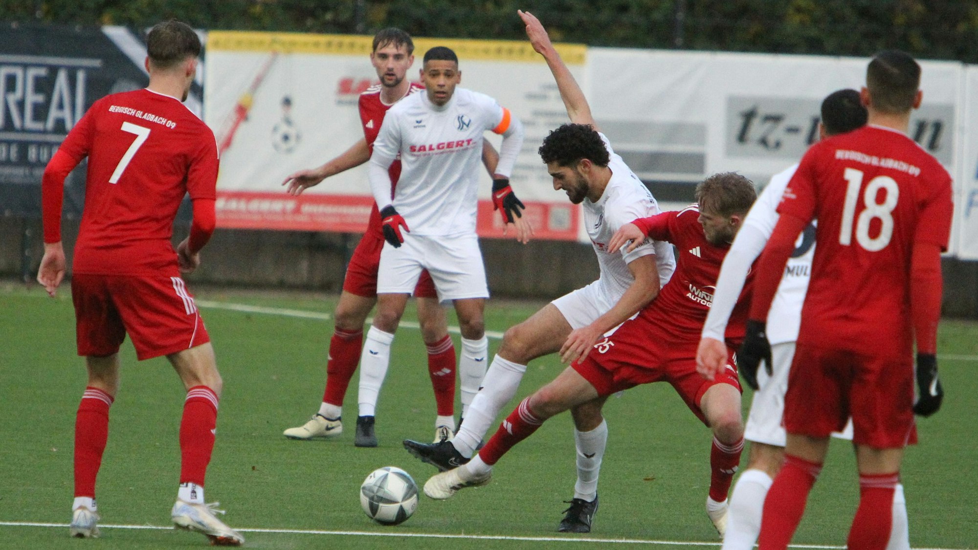 Alec Vinci (am Ball) vom Siegburger SV 04 hat im Duell mit Bergisch Gladbach das letzte Wort.