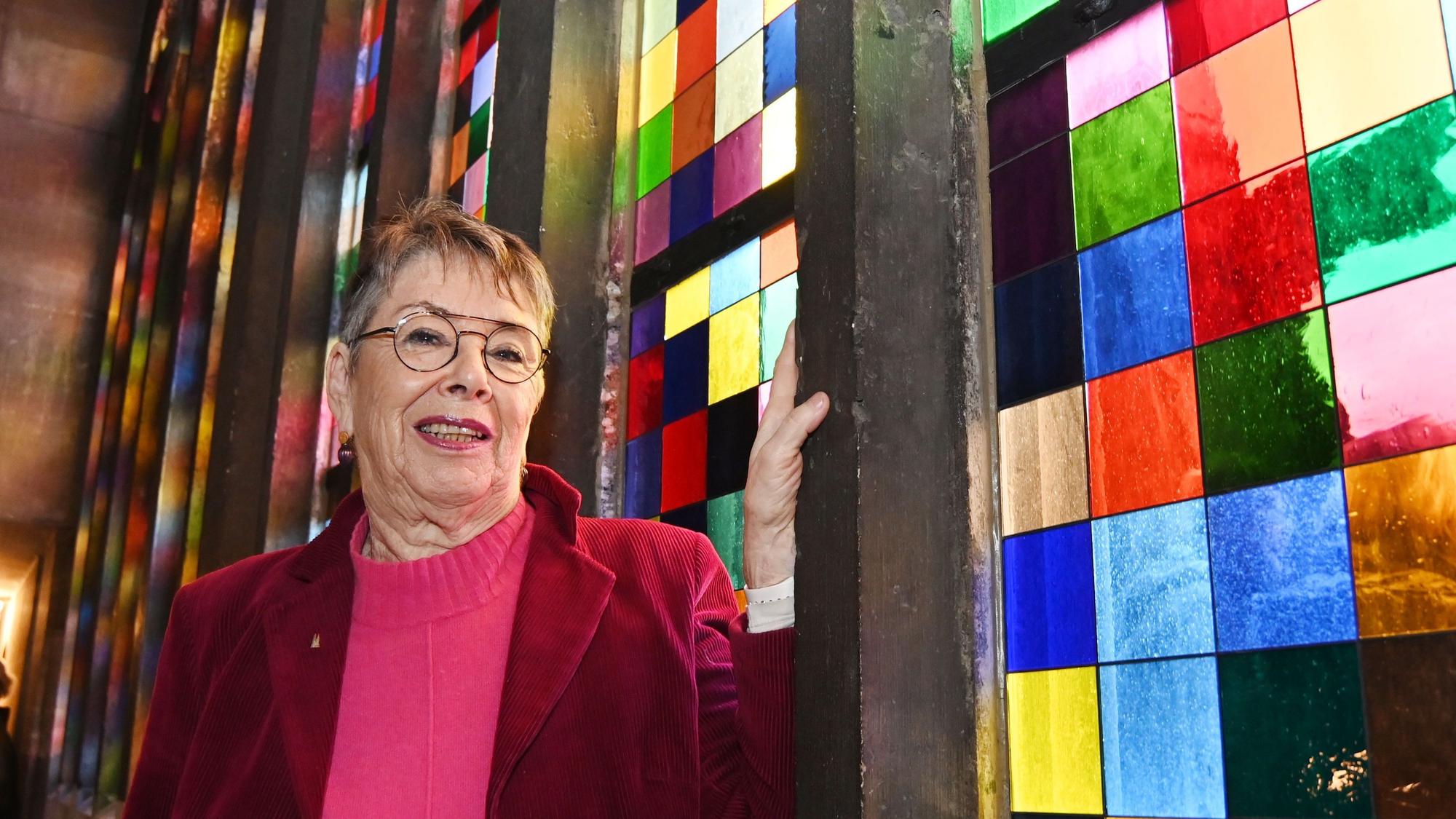 Barbara Schock-Werner, Präsidentin des Zentral-Dombau-Vereins, vor dem von ihr initiierten Richter-Fenster im Südquerhaus des Kölner Doms