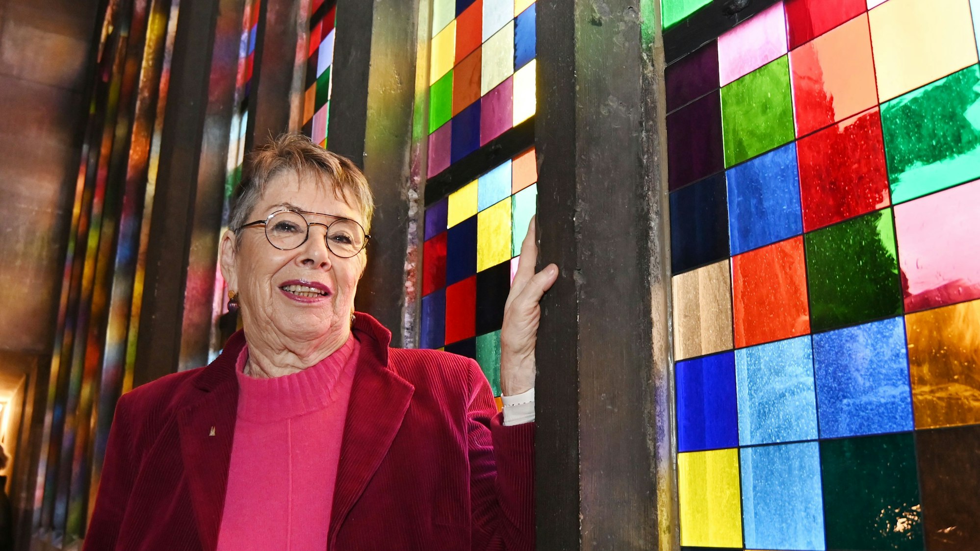 Barbara Schock-Werner, Präsidentin des Zentral-Dombau-Vereins, vor dem von ihr initiierten Richter-Fenster im Südquerhaus des Kölner Doms