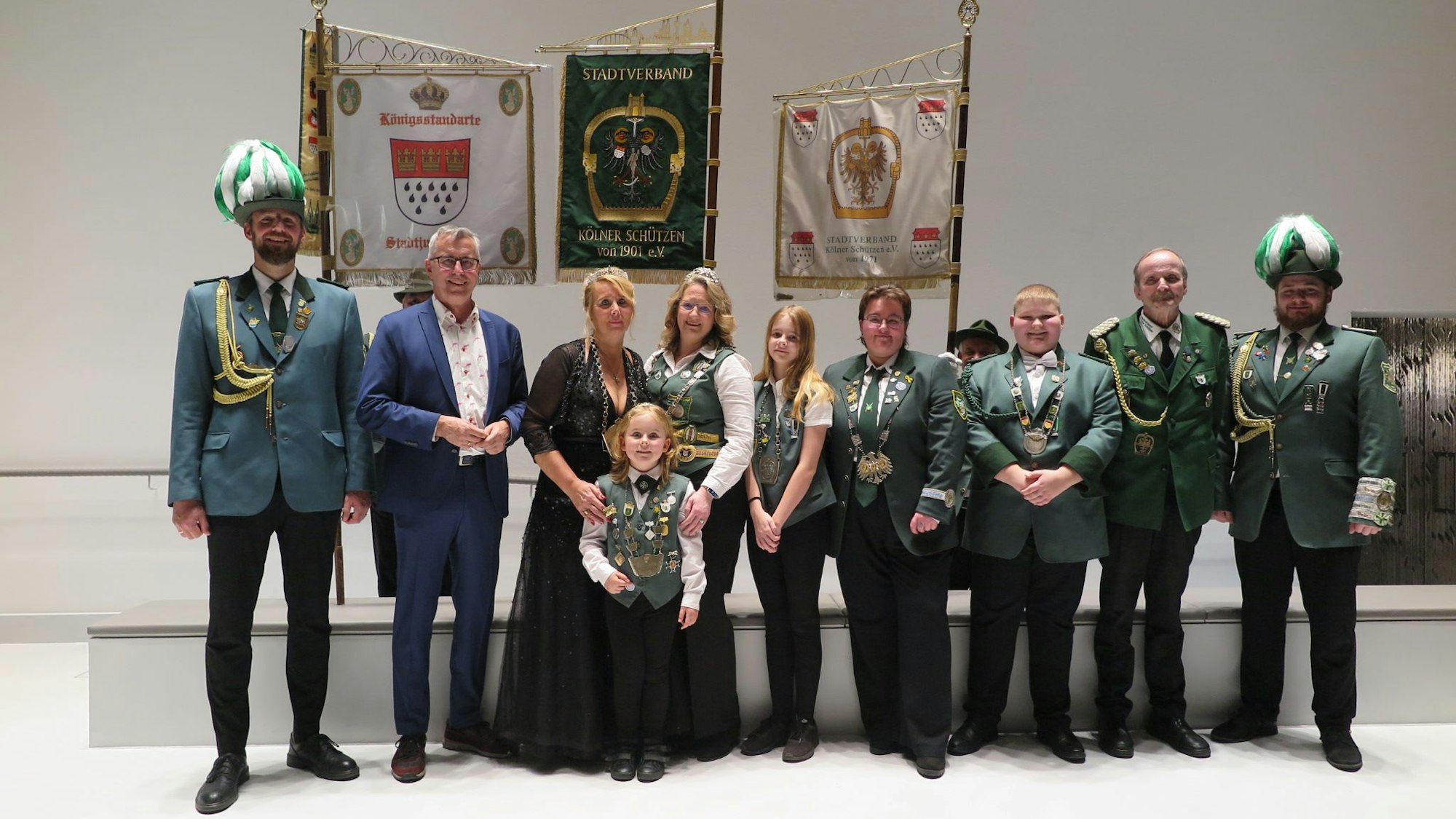 Die geehrten Majestäten sowie Adjutanten und Standartenträger durften sich am Freitagabend in das Gästebuch der Stadt Köln eintragen.