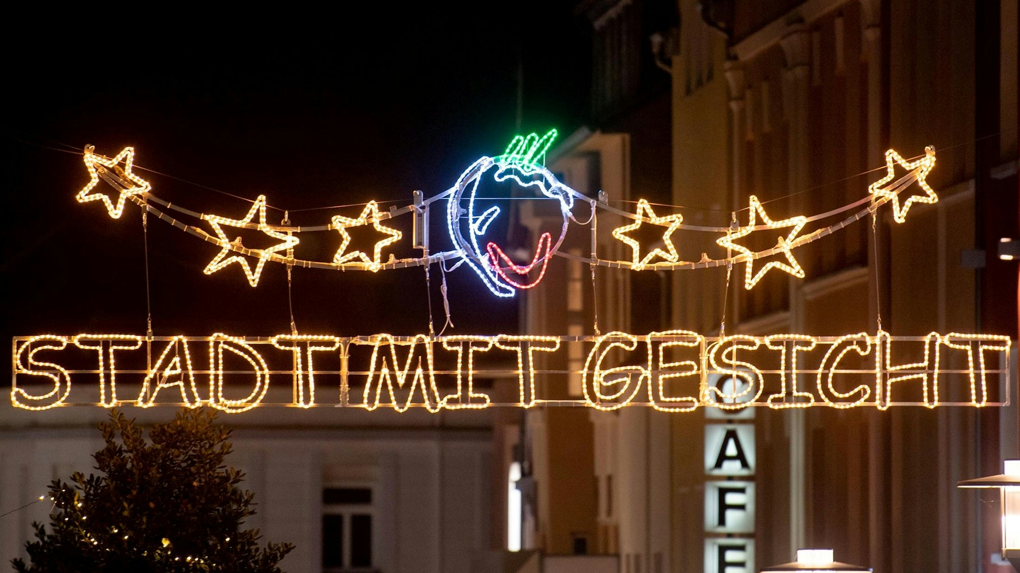Das Bild zeigt den LED-Schriftzug „Stadt mit Gesicht“ an der Euskirchener Bahnhofstraße.