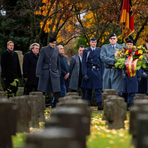 Das Bild zeigt die Prozession auf dem Weg zum Ehrenfriedhof.