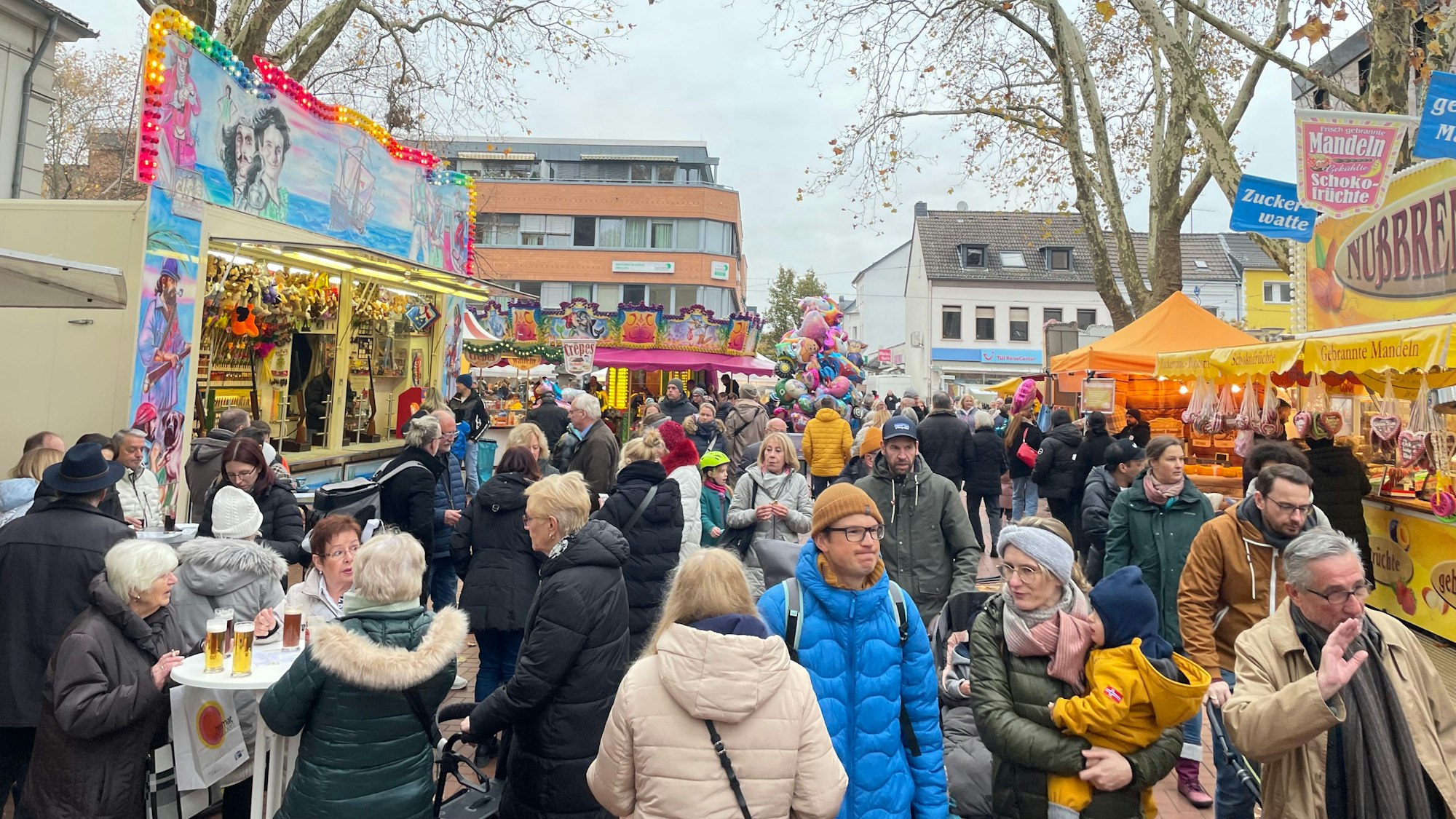 Auf dem Bild sind die viele Besucher des Frechener Martinsmarkts zu sehen.