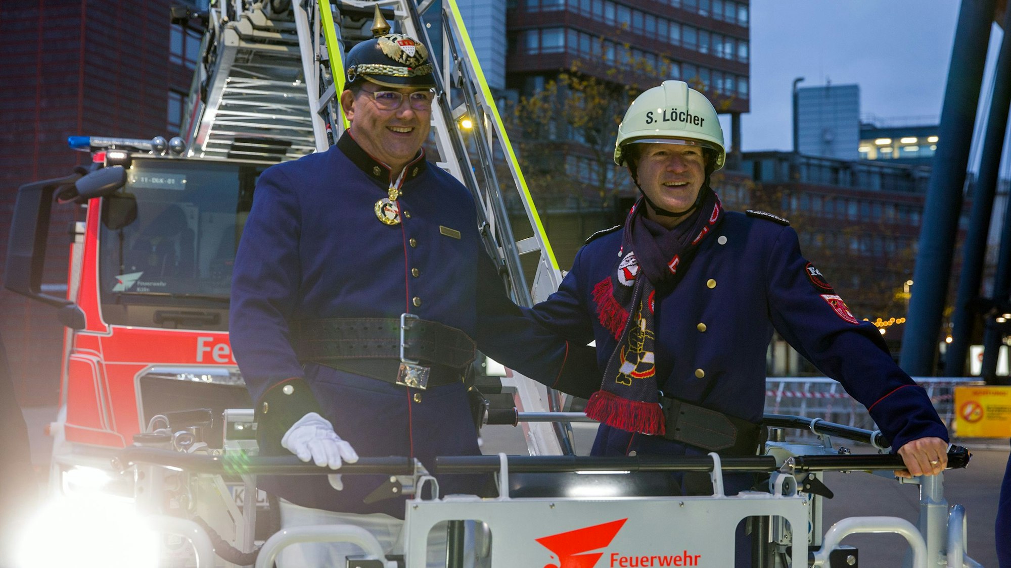 Stefan Löcher steht mit Funkentöter-Präsident Guido Thiemermann im Rettungskorb der Drehleiter.