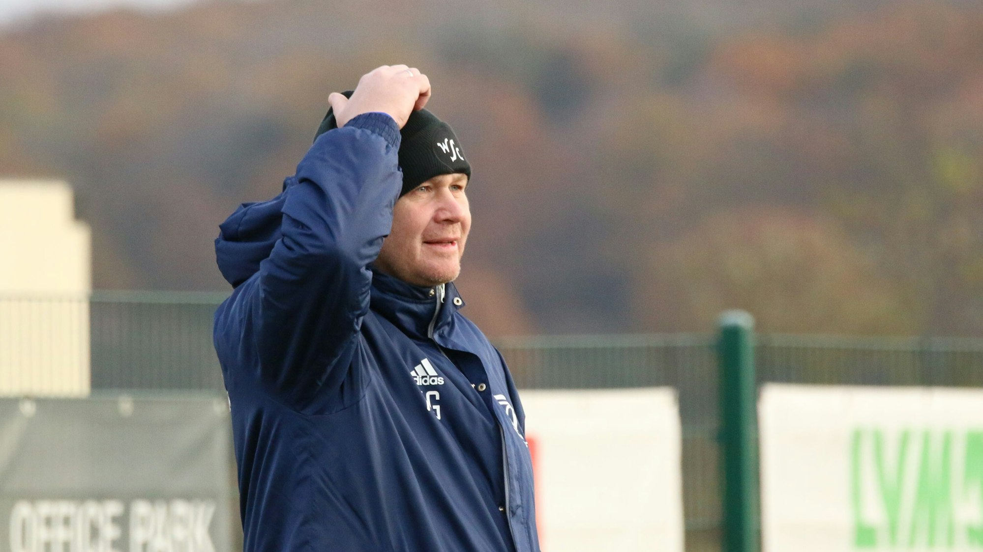 Wißkirchens Trainer Kevin Greuel, der eine Mütze trägt, kratzt sich am Kopf.