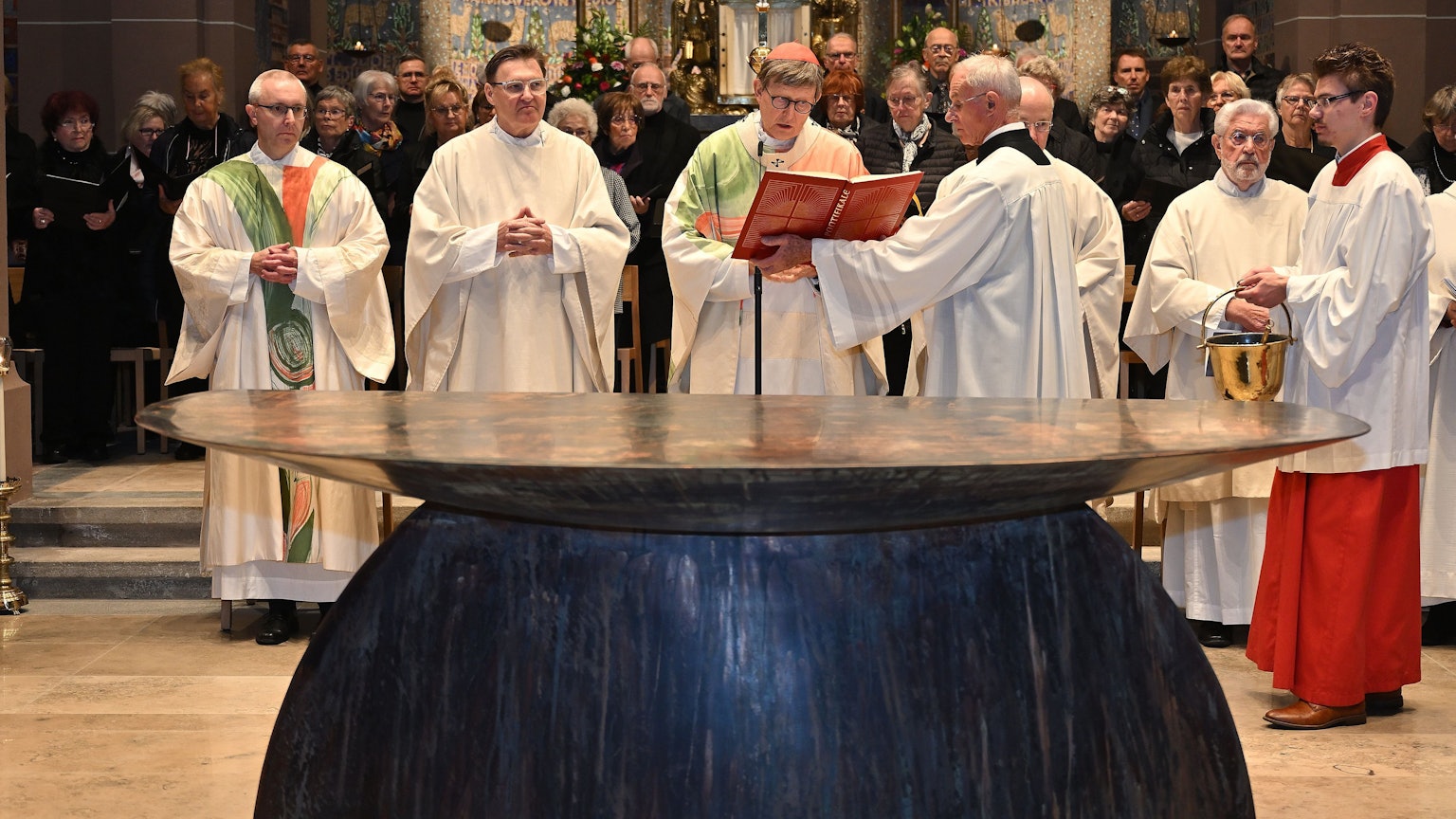 Das Foto zeigt den Kölner Erzbischof bei der Altarweihe in St. Laurentius