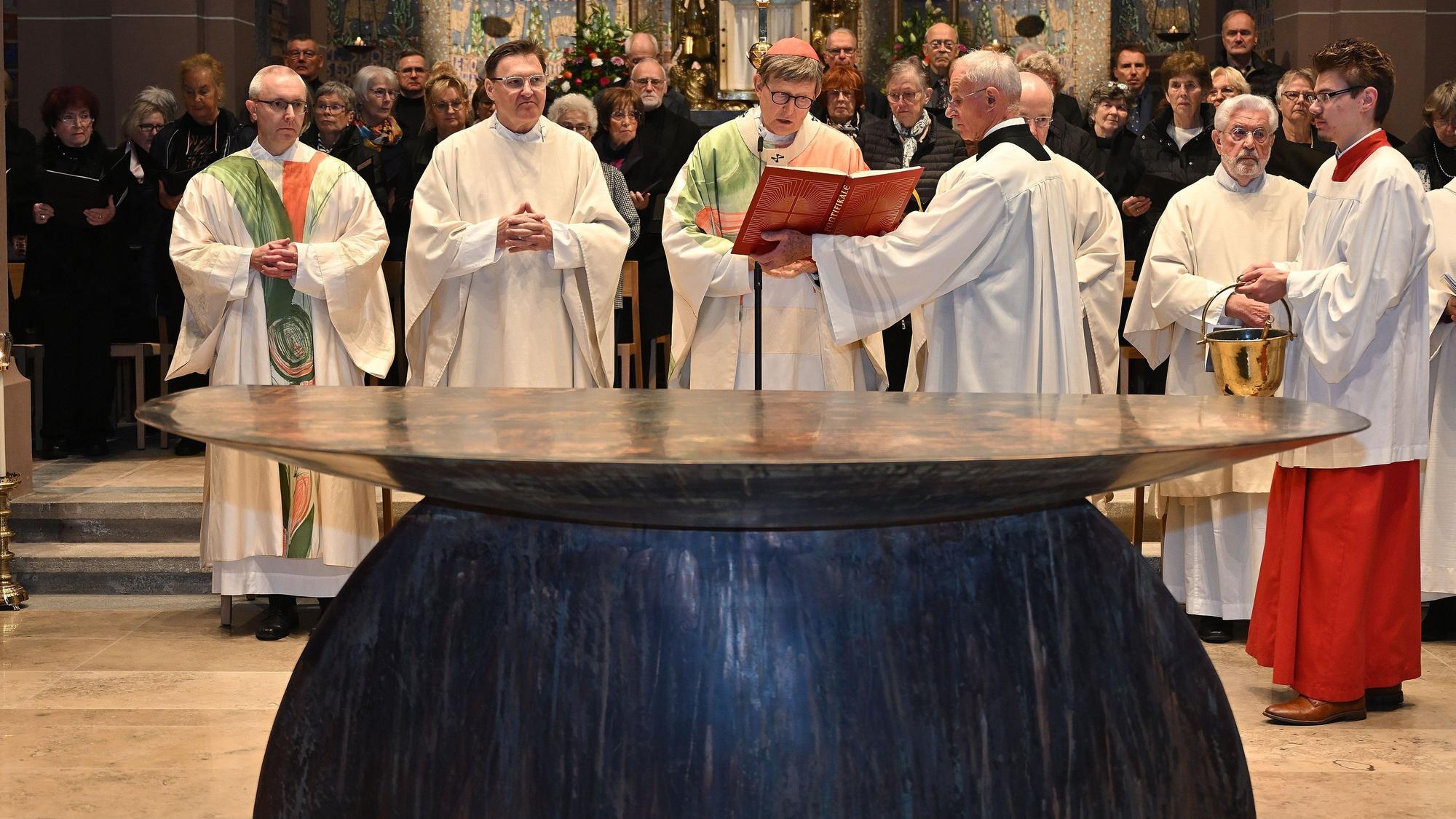 Das Foto zeigt den Kölner Erzbischof bei der Altarweihe in St. Laurentius