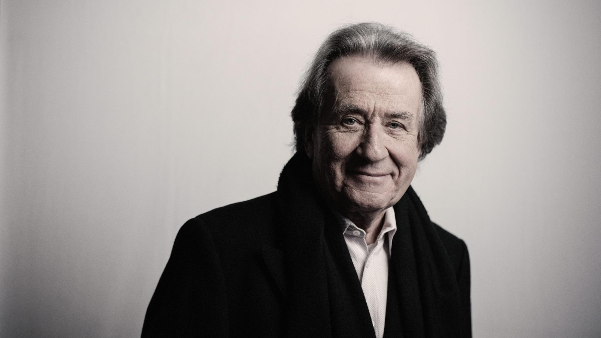 Rudolf Buchbinder
schaut freundlich in die Kamera.