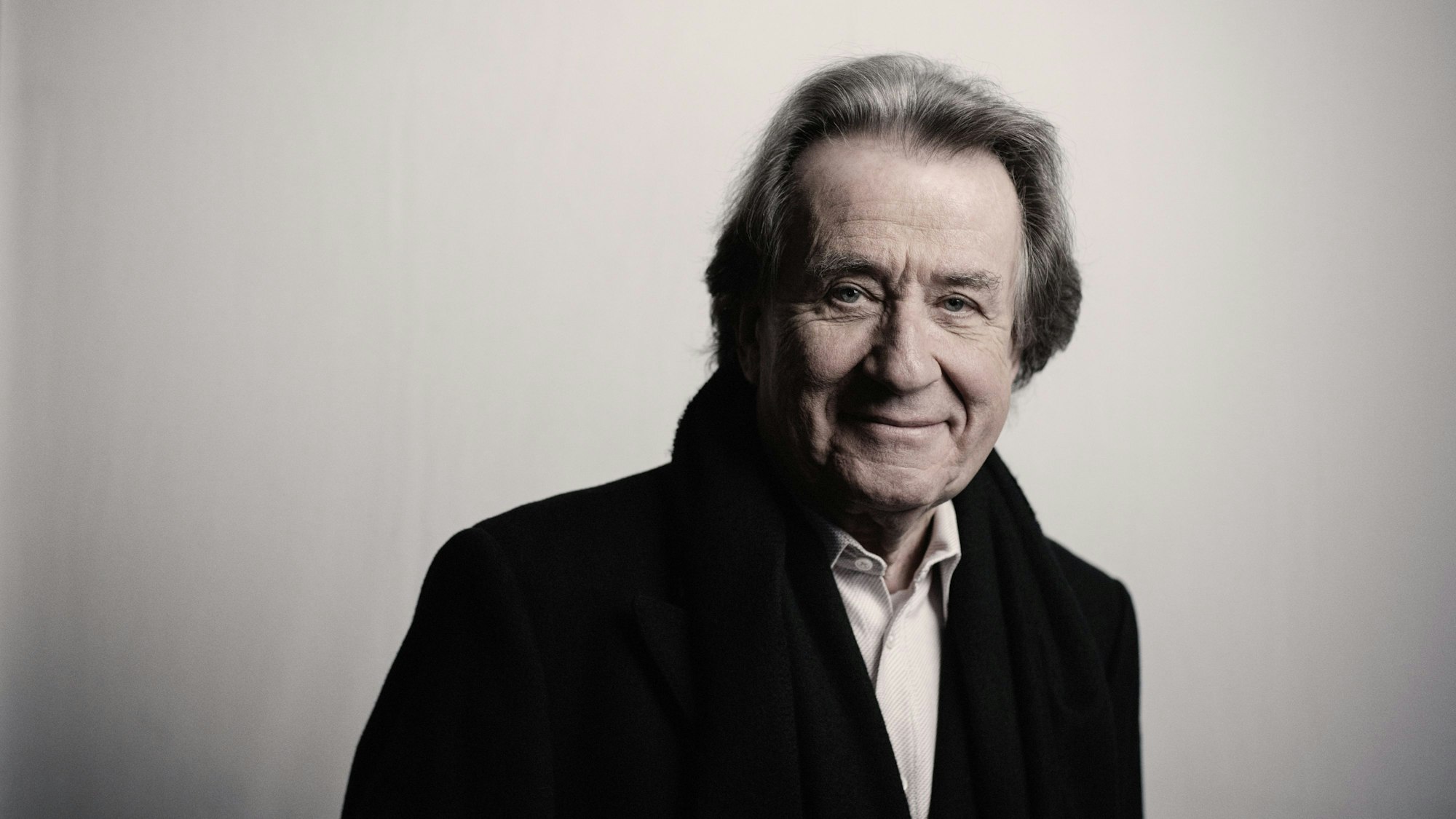 Rudolf Buchbinder
schaut freundlich in die Kamera.