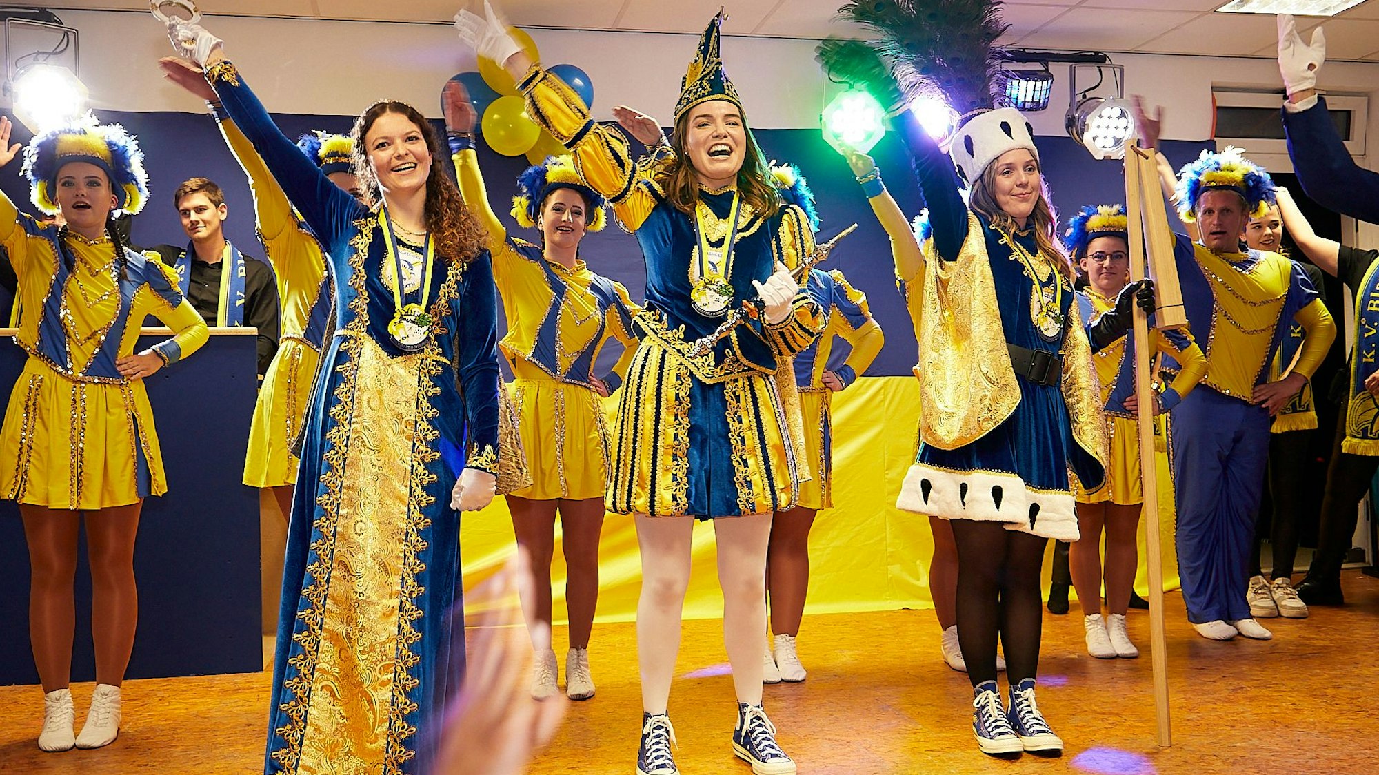 Das Bild zeigt das Sieberather Dreigestirn bei seiner Proklamation.